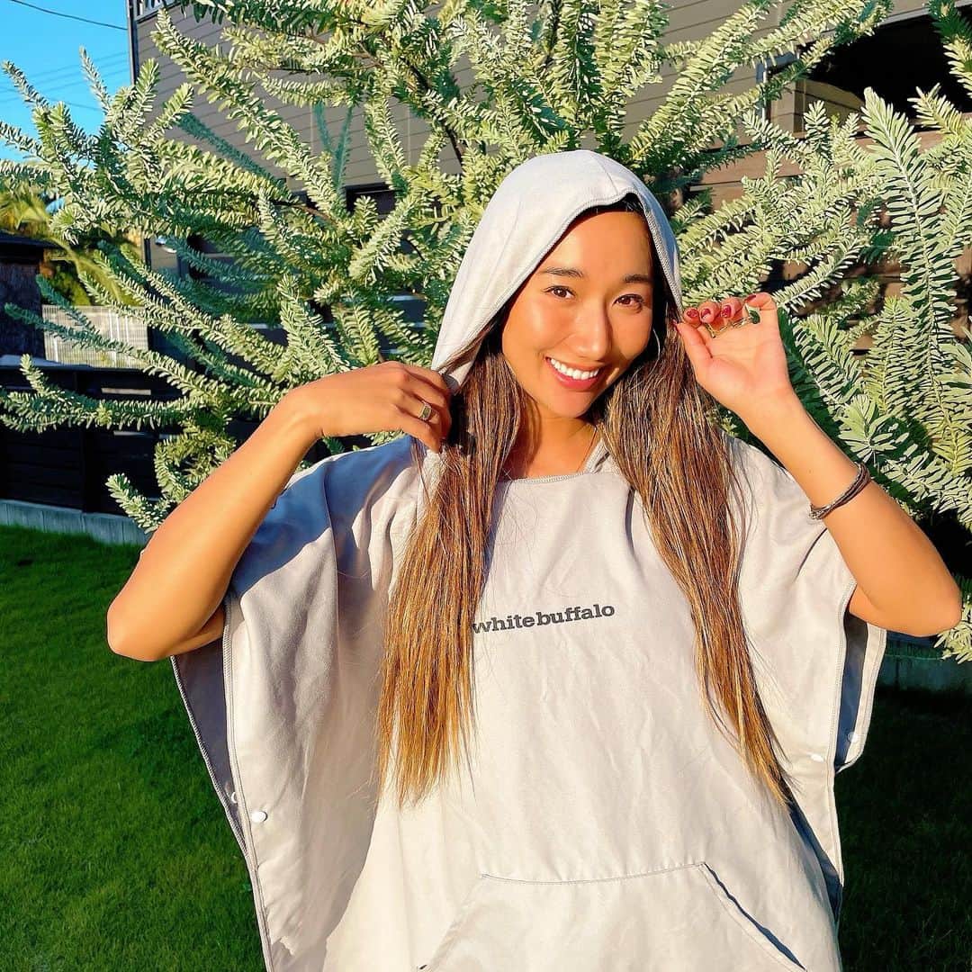 MAIMAIのインスタグラム：「I love sauna❤️ サウナ🧖‍♀️でも海でも大活躍💕🍁  ホワイトバッファローのポンチョ❤️ 外気浴が気持ちい季節！✨ 3枚目は気持ち良すぎて死んでます🤣 水着だとちょっと寒いからポンチョで整う💓 シンプルでオシャレでいろんなところで使えて最高😍 薄くて軽いからサウナの時も持ち運びも最高なんだよね〜🥳 速乾だから濡れても重くならないの嬉しい👏💕 @whitebuffalo_official   🚩 @ranta_sauna_official」