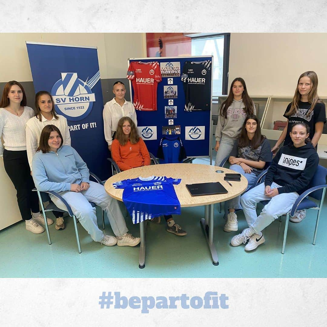 SVホルンさんのインスタグラム写真 - (SVホルンInstagram)「Besuche heute und morgen unsere Partnerschule @hakhashorn. 🧮 Unsere Mädls findest du beim @lzf_horn -Stand. ⚽️🏃🏼‍♀️  #tagderoffenentür #partnerschule #leistungszentrum #heuteundmorgen #vertreten #leidenschaftfussball #bildung #kooperation #svhornfamilie #svhorn #bepartofit」10月13日 19時06分 - svhorn1922