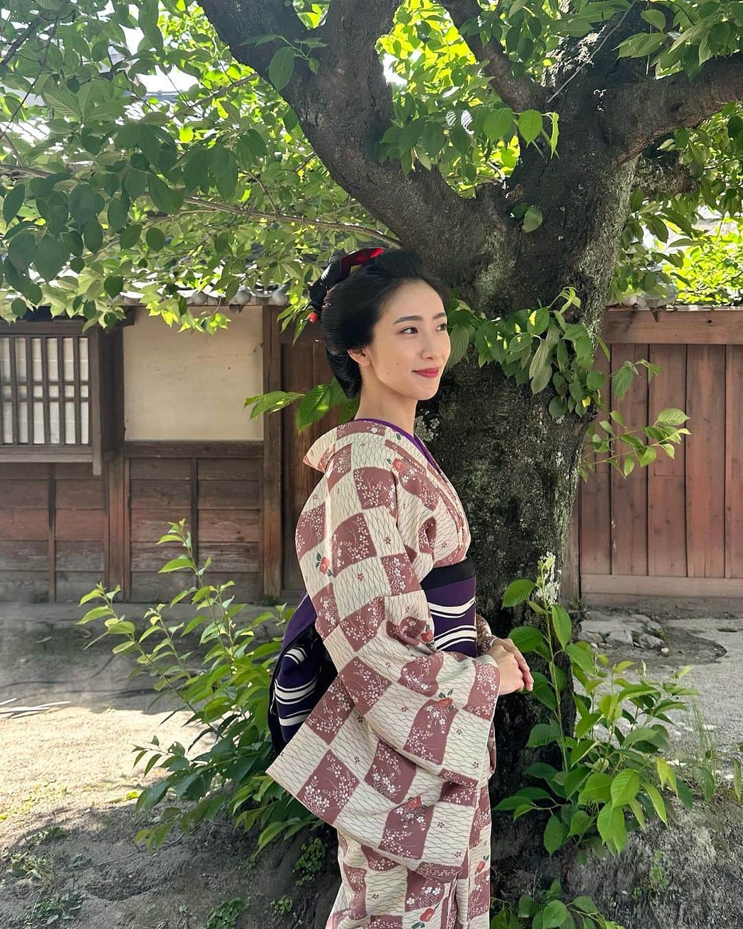 のインスタグラム：「本日夜 19:30〜 『雲霧仁左衛門6』最終話の放送です！  いろんな方が「雲霧見てるよ！」とお声がけくださり、本当に嬉しい限りです。長年続く、多くの人に愛され続けたている作品にこんな素敵な役で出演できた事をとても誇りに思います。  これを機に私のことを知ってくださった方々も多いかと思います。皆様の期待を裏切らないようこれからも精進いたします。 もうすぐご報告できる作品もいくつかありますので、是非楽しみにしていてくださいね☺️  オフショットは佐一さん役の小日向さん。全話通して一番長くお芝居ご一緒させていただきました。 そして火付盗賊改、京都町奉行チームの村田雄浩さんと近藤公園さん。お二方とも長年時代劇にご出演されているので、乗馬についてや衣装のことなど、沢山教えてくださりました🐎   さて最終話！ 胡蝶と佐一にはどんな結末か待っているのでしょうか。 私の大見せ場もありますので…放送をお楽しみに！💫  ▼放送 BSプレミアム 毎週金曜 よる7:30～8:13 （全8回） BS4K 毎週金曜 よる7:30～8:13 （全8回） ▼再放送 BSプレミアム 毎週日曜　午後6:45～7:28 BS4K 毎週日曜　午後6:45～7:28  #雲霧仁左衛門」