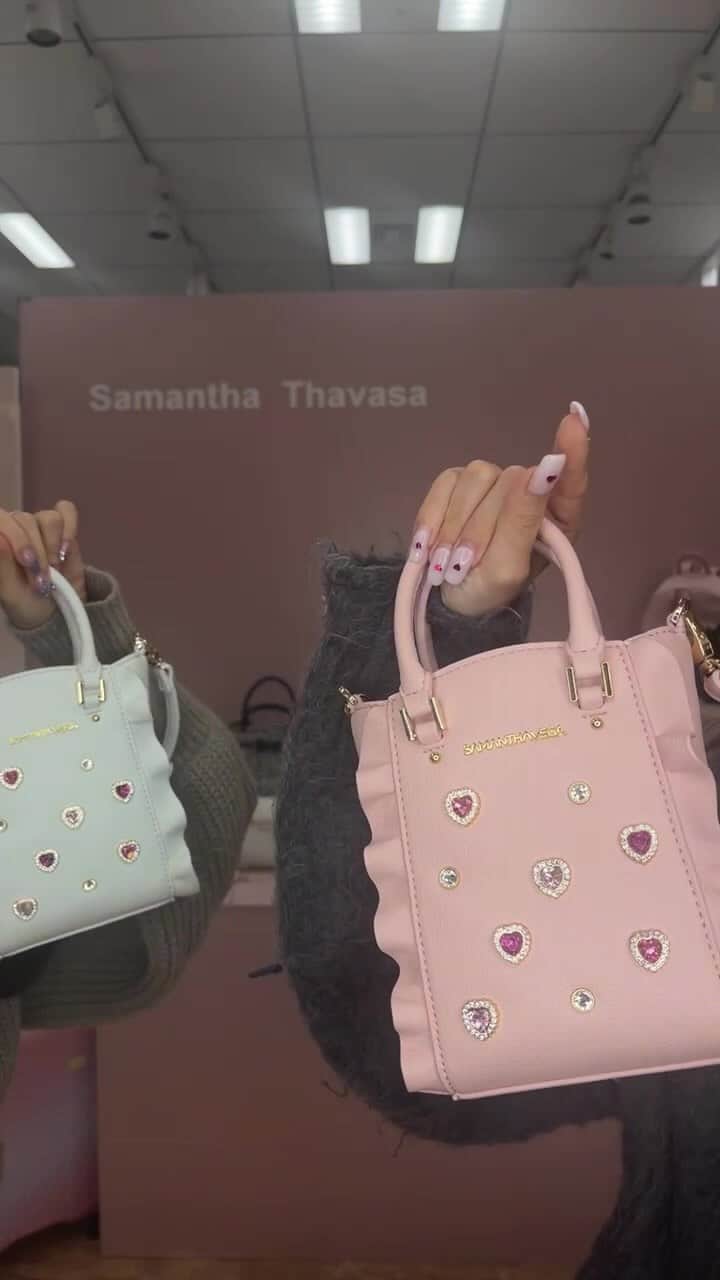 SAMANTHA VEGAのインスタグラム：「. . . 新作アイテムのご紹介♡ #フラッター#ビジューフラッター#マルチショルダー#ツイード#キャリーケース#トラベルコレクション」