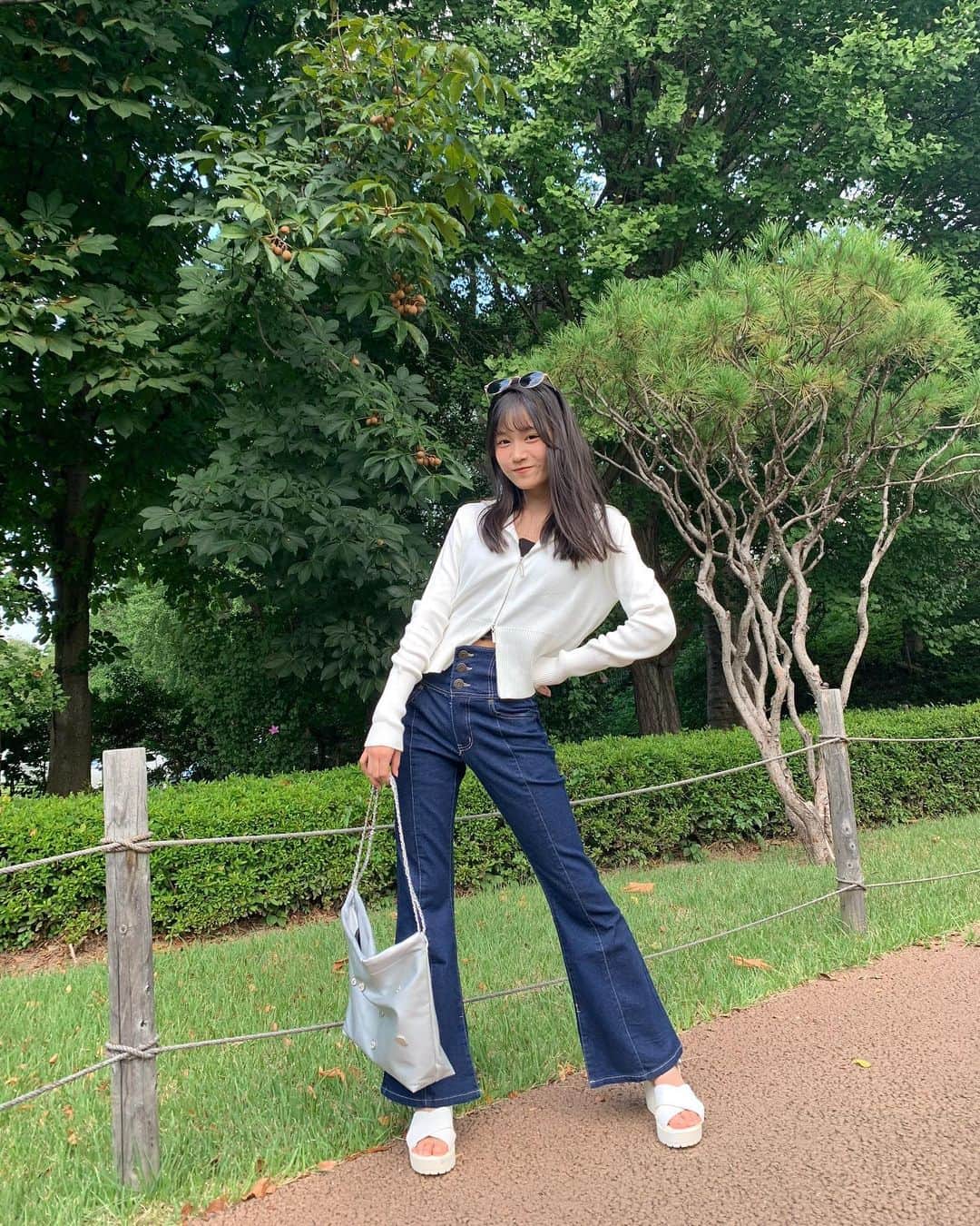 のインスタグラム：「・ 皆さんこんにちは！ヒメノです👑🧡  ニコラスナップのオフショ😚  フレアパンツ、スタイル良く見えるから 超超超オススメー！  2枚目はマリオになりきったヒメノさんです。  #ニコラ #nicola#ニコラ11月号発売中  #ニコラ11月号 #ニコモ #青山姫乃 #ヒメノ #オフショ #フレアパンツ #超超超オススメ #マリオ」