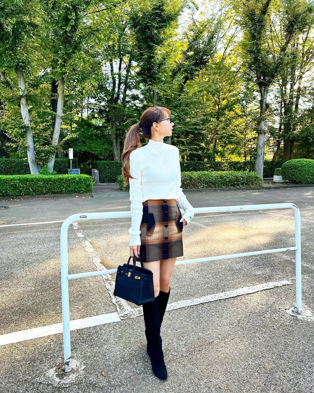 岡部あゆみのインスタグラム：「↩︎ ↩︎ ↩︎ ↩︎ 秋晴れ📸🌞🍂 ニット袖の"❤︎"可愛い🪡」