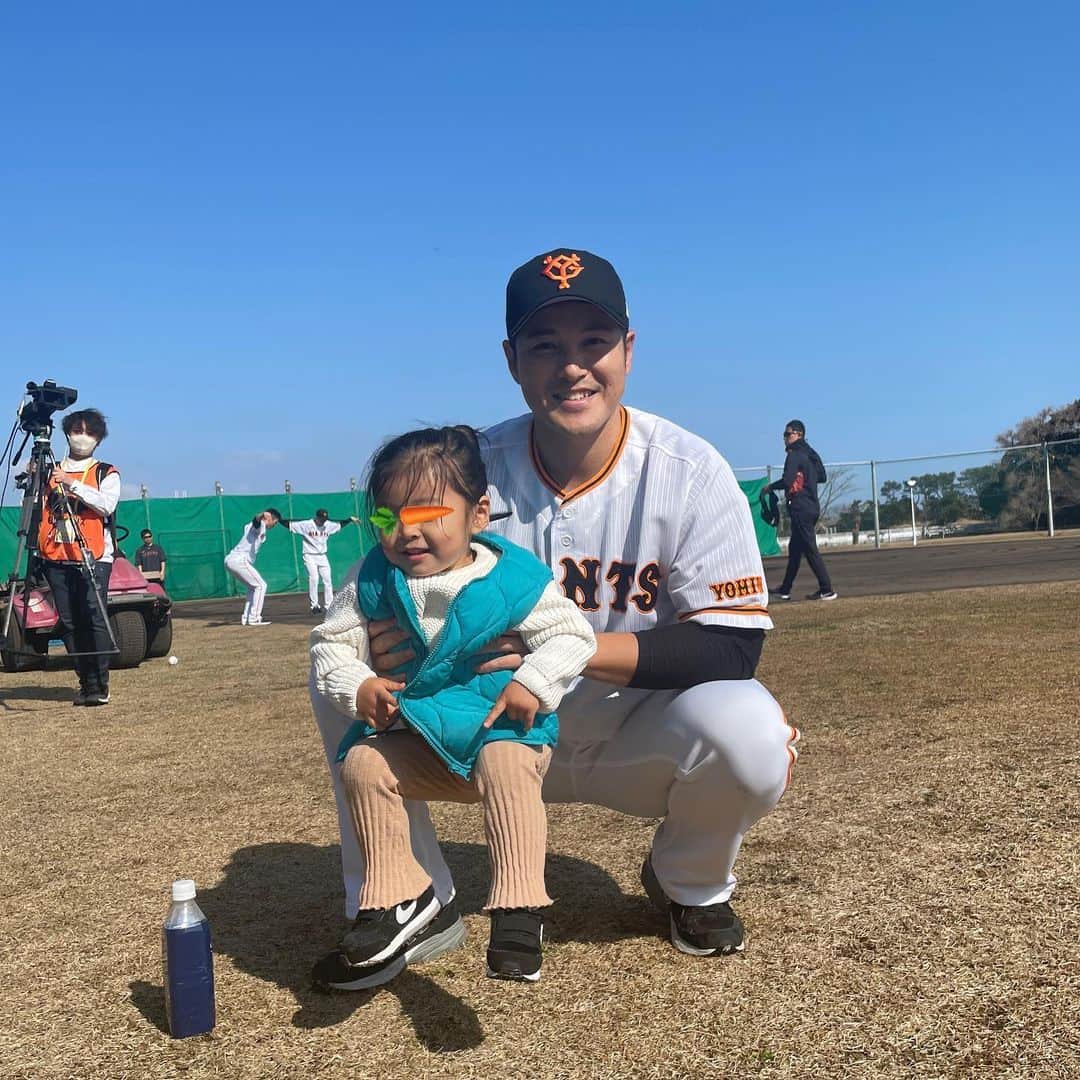 青谷優衣のインスタグラム：「遅くなりましたが2023年シーズン、お疲れ様でした！  そして、ジャイアンツの選手としての主人を応援してくださった皆様。ありがとうございました🤍  家族としては、夫の選ぶ道を応援するのみ！です！  頑張ろうな👊🏻💕 @y_y_s_h_30」
