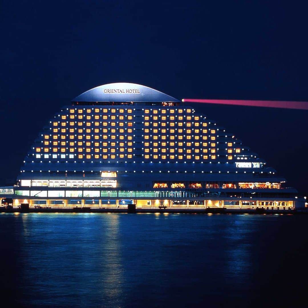 神戸メリケンパークオリエンタルホテル【公式】さんのインスタグラム写真 - (神戸メリケンパークオリエンタルホテル【公式】Instagram)「神戸の海の安全を見守る 日本で唯一の「ホテルに建つ公式灯台」  1964年、旧「オリエンタルホテル」にて“港町・神戸のシンボルに” と、日本で初めてホテルの屋上に設置。1995年1月17日の阪神淡路大震災で同ホテルは営業停止をやむなくされたものの、神戸メリケンパークオリエンタルホテルへの継承が決定し、同年7月7日のオープニングレセプションの日、午後7時7分に777発の花火とともに点灯式が挙行されました。  灯台から発せられる赤と緑の光が描く、幻想的な神戸港の空模様。 その美しい景色は、一生の思い出となることでしょう。  灯台記念日の11月1日 (水)に一般公開を実施致いたします。 当日は灯台のあるホテル最上階からの眺望、旧オリエンタルホテルから引き継いだ「昭和天皇の歌碑」もご覧いただけます。 -------------------- ≪灯台公開の概要≫ 【日時】2023年 11月 1日（水）15：00～17：00 【場所】 館内14階 バルコニー 【お問い合わせ】TEL.078-325-8111（ホテル代表） ※上記時間内どなたでもご見学いただけます。 ※予約不要、参加費無料 ※雨天時決行、荒天時中止 ※状況により、公開中止させていただく場合がございます。 最新情報につきましては随時ホテル公式サイトよりご案内いたします。 -------------------- 神戸メリケンパークオリエンタルホテル @kobe_merikenpark_orientalhotel は神戸港中突堤にあり、周囲270度が海に囲まれたリゾートホテル。 全室バルコニー付きで船旅のようなホテルライフをお約束します。  【CLUB ORIENTAL】 オリエンタルホテルズ＆リゾーツの新たなメンバーシップ 入会金・年会費無料 ご登録するとホテル予約が最大10%お得に！ 詳細はプロフィール @kobe_merikenpark_orientalhotel のURLよりアクセスください。 -------------------- #神戸メリケンパークオリエンタルホテル  #神戸ホテル  #オーシャンビューホテル #灯台 #kobemerikenparkorientalhotel  #bekobe」10月13日 19時10分 - kobe_merikenpark_orientalhotel