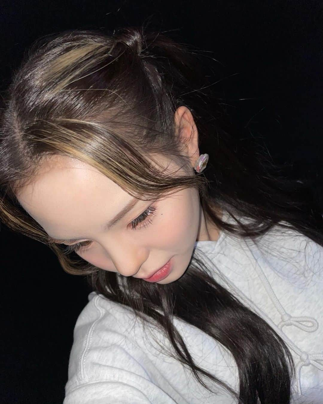 NiziUさんのインスタグラム写真 - (NiziUInstagram)「このヘアースタイル初めてだよね~多分 ~😏  이 헤어스타일 처음 하는 것 같은데 ~맞죠 ~⁇😏  #NiziU #WithU #MAKO #🍋🍫」10月13日 19時10分 - niziu_artist_official