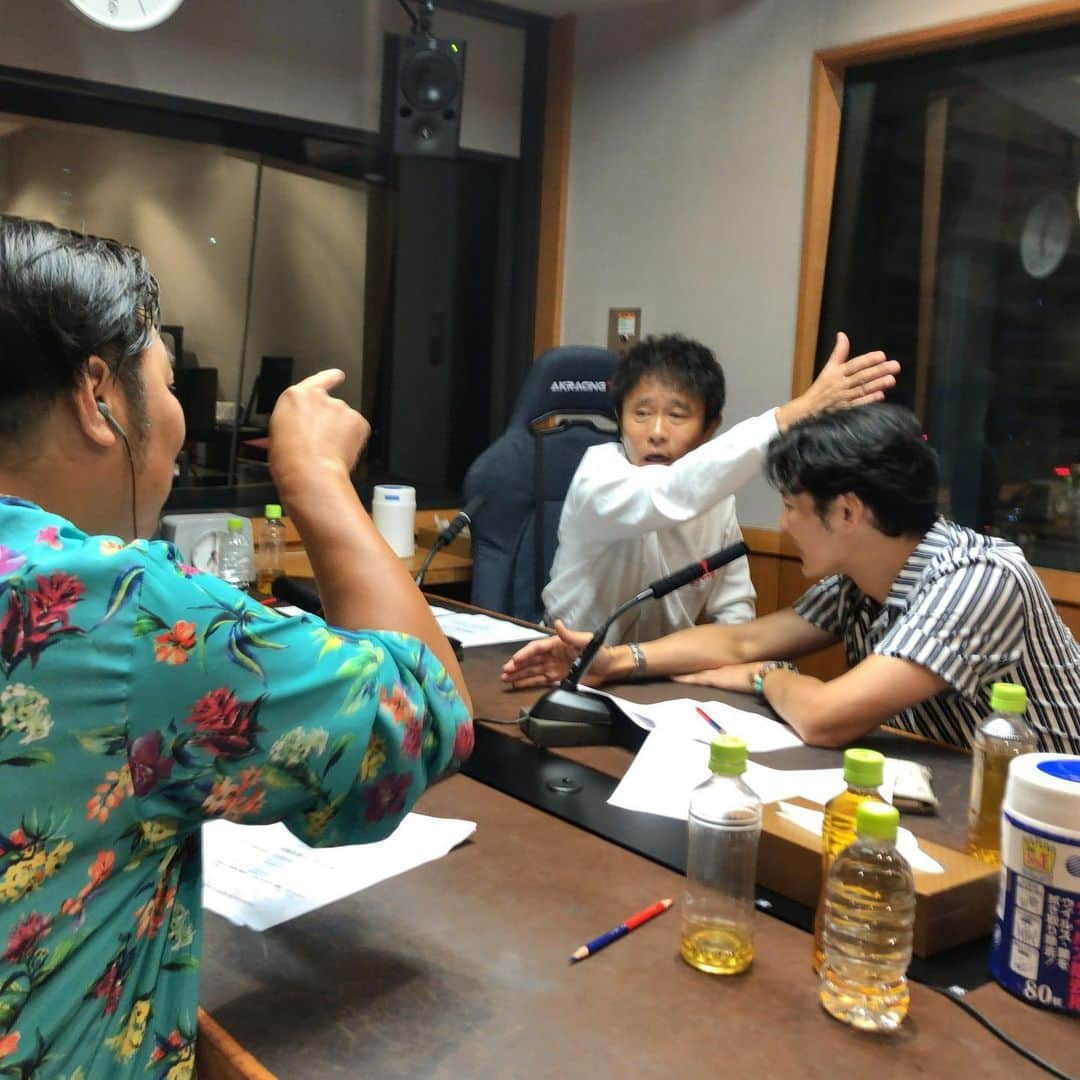 浜田雅功の旅日記のインスタグラム：「今夜はごぶごぶラジオ📻  後輩からの浜ちゃんの奇行告発‼️ あとは色々リスナーの方に募集してるよ〜😊  ラジオ聴いてどんどん送ってシール貰おう☺️  #mbsラジオ#ごぶごぶラジオ#ダウンタウン浜田#浜田雅功#ライセンス井本#どりあんず#くら寿司#akracing」