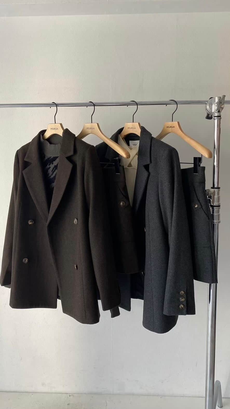 MURUAのインスタグラム：「✔︎ ジャケットセットアップ、みんなはどう着る？  RUNWAY channelにて好評発売中！ ウールライクのジャケットセットアップが発売🔥  みんなはどのコーデにする？🧥 コメントで教えてね📝  アイテムの詳細は商品タグ or @murua_by_staff のTOPのURLからチェック👀  #murua #murua_snap #fashion #fashionista #coordinate #ootd #ootdfashion #ファッション #コーディネート #今日のコーデ #ムルーア #モード #モード系 #モード系女子 #モード系ファッション #カジュアルコーデ #大人カジュアル #カラーコーデ #ブラックコーデ #autumn #秋 #秋コーデ #冬コーデ #冬服 #ニット #ショート丈」