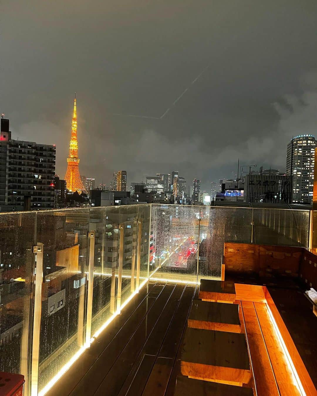 佐藤マクファーレン優樹さんのインスタグラム写真 - (佐藤マクファーレン優樹Instagram)「先日、麻布十番に @tokyoconfidentialbar というバーをオープンするとの事で、プレオープンにお邪魔しました🥂  テラス席、そしてバーのバルコニーから東京タワーが見れる絶景スポット🗼  バーのコンセプトしては海外らしい「ありのままできて、楽しめる場所」 自分を偽る必要が無く、ここで起こったことは confidential (秘密)である事。  カクテルやお酒の種類も豊富で、有名なバーテンダーのオリジナルカクテルもの見応え抜群でした🙆‍♂️  勿論絶景のロケーション、雰囲気、ドリンク全部が最高ですが、僕の1番のお気に入りは300年前の神社で使用された木を利用した独特なバーカウンター🙆‍♂️  お洒落だし歴史を感じられるとてもユニークな内装でした💯  是非一度行ってみてくださいね👌  この日はお祝い事なので全身白コーデ🥳  Tops @zara  Pants @gstarraw_jp  Necklace @gucci  Shoes @louisvuitton  Watch @omega   ********************************* #bar #tokyo #tokyotower #tokyoconfidential #rooftop #drinks #champagne #ootd #allwhite #bartender #tokyonight #バー #麻布十番 #東京タワー #絶景 #インスタ映えスポット #シャンパン #本日のコーデ #白コーデ #ハーフ #ルーフトップバー #テラス #週末 #お酒 #カクテル #おしゃれ　#金髪 #六本木 #roppongi」10月13日 19時12分 - yukisatomacfarlane