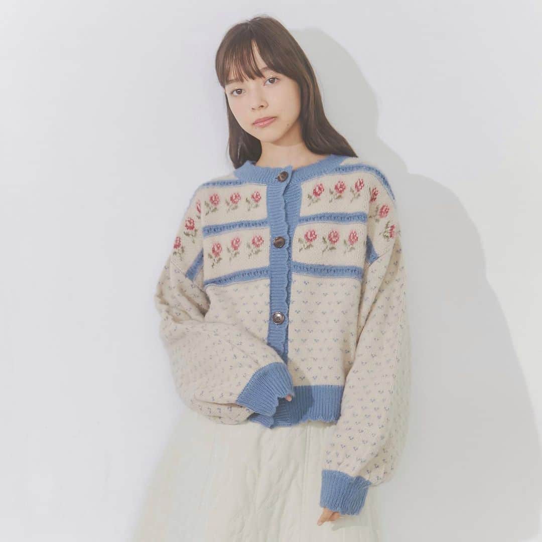 merry jennyのインスタグラム：「【knit 10%OFF】 ㅤㅤㅤㅤㅤㅤㅤㅤㅤㅤㅤㅤㅤ 10/13(fri) 12:00 〜 10/17(tue) 23:59まで！ official web store RUNWAY channel にて knit best award上位3item 10%OFFを開催中‼︎  topのURLから⇨  @merryjenny_instagram  ぜひcheckして下さいね！  〇 flower gardenニットカーディガン col : blue / pink / green ¥9,900 (tax in)  〇 vネックリボンカーディガン col : pink / blue / red ¥11,550 (tax in)  〇 cat×cat カーディガン col : red / blue / black ¥ 9,900 (tax in) 　  #merryjenny #メリージェニー  #2023aw #dreamwell #winter #ガーリーコーデ #ニットカーディガン #ニット #秋コーデ」