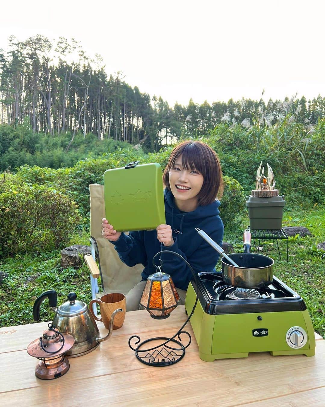 秋丸美帆のインスタグラム：「沢山のお祝いコメントありがとうございました🎂✨誕生日は大好きなキャンプで、兄からもらった🎁コンロで皆でおでん🍢食べました😆 山は涼しいを超えて激寒で、星がとっても綺麗でした🌌今の季節が1番好き☺️  #camping #outdoors #happybirthday#star #snowpeak #hbd #キャンプ #アウトドア #星 #星空 #スノーピーク」
