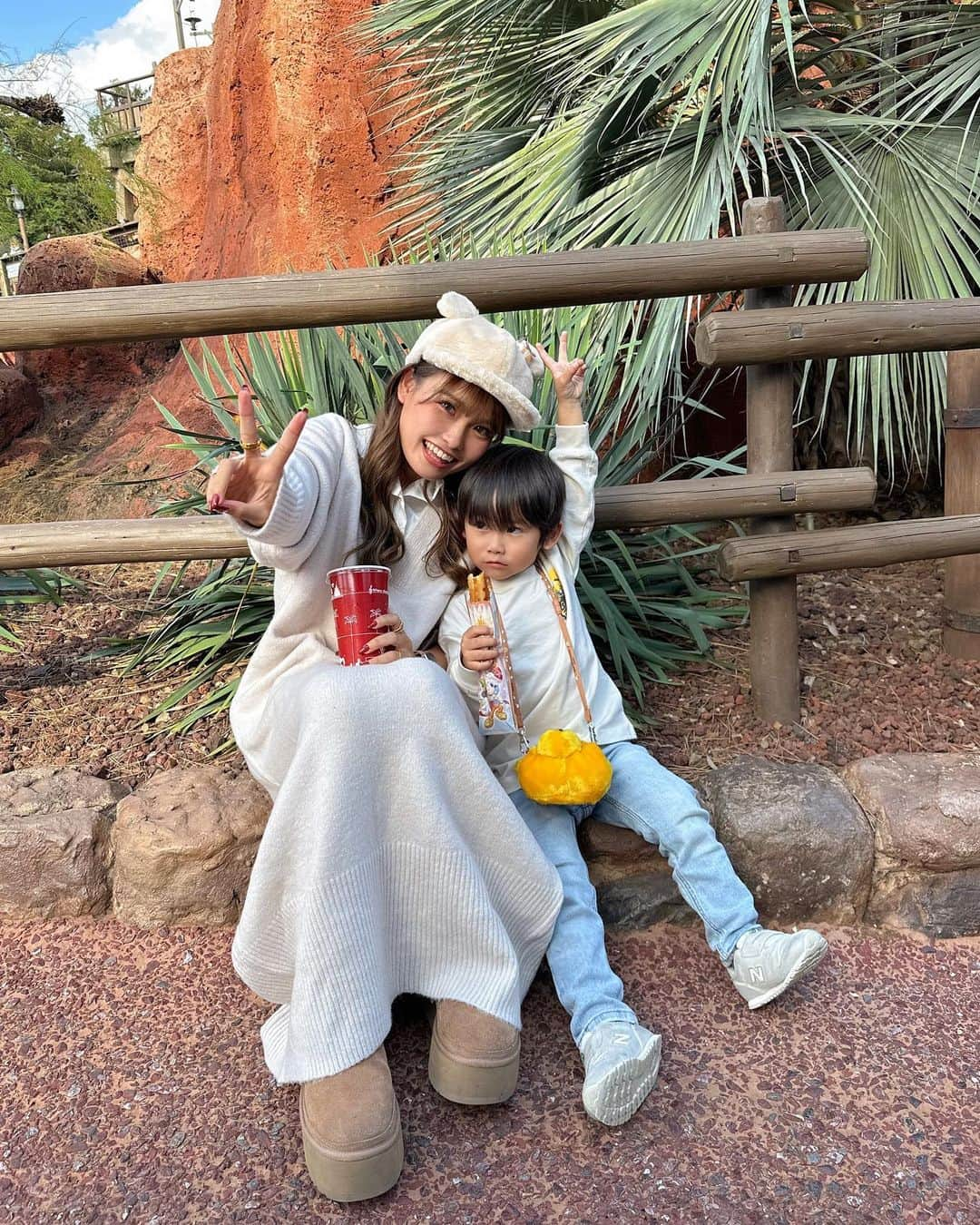 baby.maiのインスタグラム：「. . ぼくちんと👦🏽✌🏽🌵ポーズかわいい🥰 食べたかったクレームブリュレ風チュロス りくとに全部食べられちゃったよね🤣笑 (後で追加で買ったけど😋)  着てるニットワンピースは @ezakkamania_stores のだよ🧶 肉厚で着心地めっちゃ良かった🫣 イーザッカマニアストアーズ本店会員様限定で 通常価格3,990円→2,990円で買えちゃうよ🙆🏽‍♀️  #disney #disneyland #東京ディズニーランド #ディズニーランド #ディズニーコーデ #ディズニーハロウィン #ezakkamaniastores #イーザッカマニアストアーズ #イーザッカマニア #zootie #ワンピース #vネックニットルーズワンピ #ezakkamania_2023aw #ezakkamania_snap #PR」