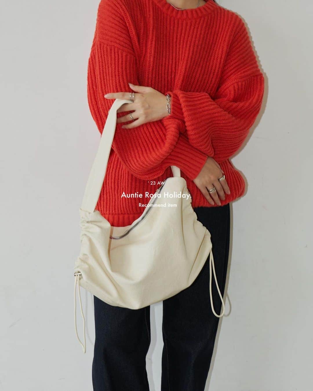 のインスタグラム：「'23 AUTUMN & WINTER ㅤㅤ ◼︎HALF CARDIGAN OVERSIZE KNIT COLOR : RED.IVORY.GRAY.BLUE.PINK PRICE : ¥4,290 TAXIN ㅤㅤ ◼︎LEATHER SIDE SHIRRING SHOULDER COLOR : IVORY.BLACK.BROWN PRICE : ¥3,960 taxin ㅤㅤ ━━━━━━━━━━━━━━━ ㅤㅤ ※撮影環境の加工感により、実物と色味が異なる場合がございます。 実物に近い色味はZOZOTOWNページ内画像をご参照ください。  #auntierosa#arholiday#holiday#auntierosaholiday#アンティローザホリデー#ホリデー#アンティローザ#2023AW#zozotown#zozotown購入品#ファッション #ワンマイルコーデ #イエベ #ブルベ #秋コーデ #冬コーデ#シンプルコーデ#モードカジュアル #リラックス #リラックカジュアル #大人カジュアル #大人ファッション」
