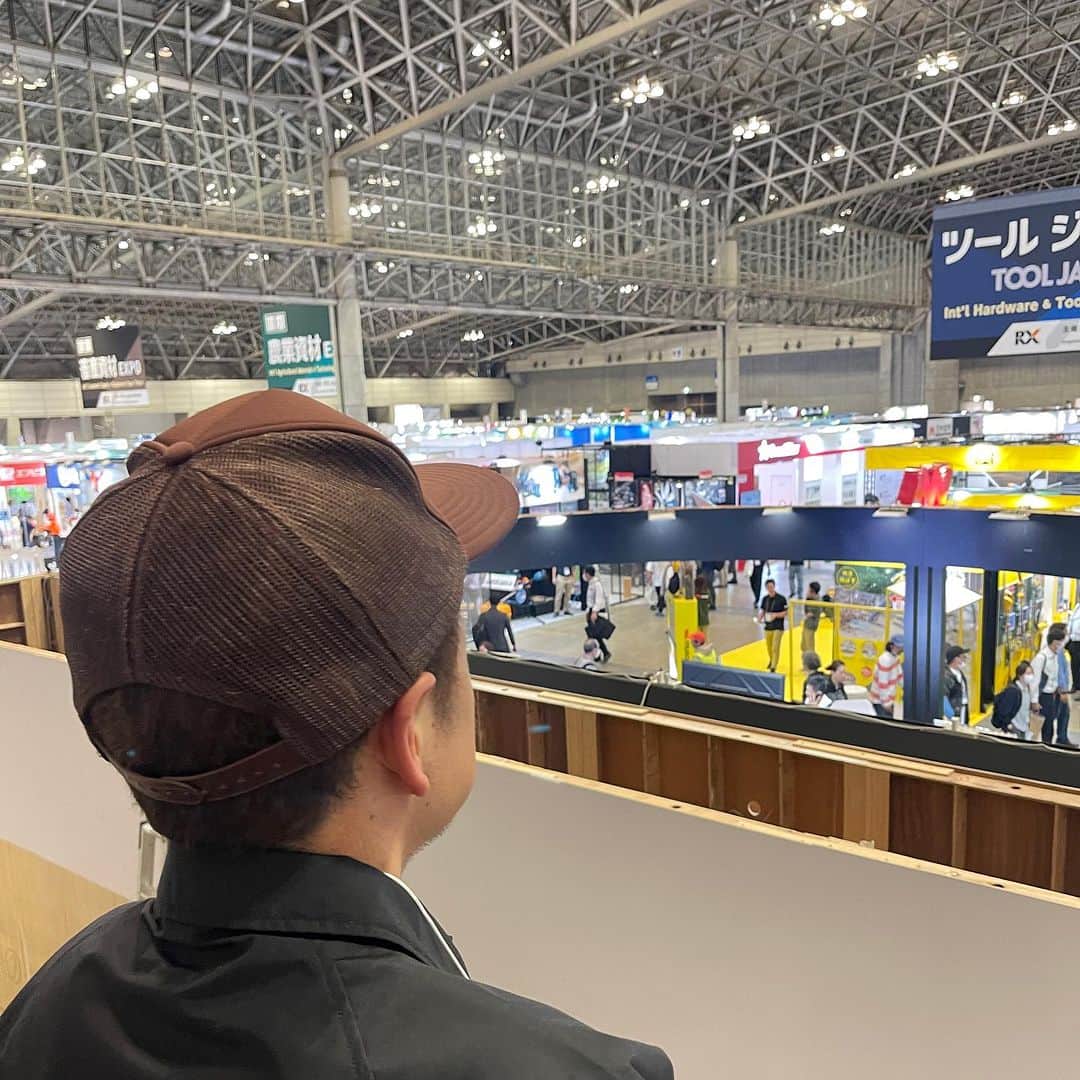 谷+１。のインスタグラム：「ネゴシックスさんとTOOLJapanへ🔧🪚 農業ドローンものぞいてきました😚 知り合いがやっているドローンラッピングor工具ラッピングも見てきましたよ🔧 BtoBの現場でした！報告以上です🫡」