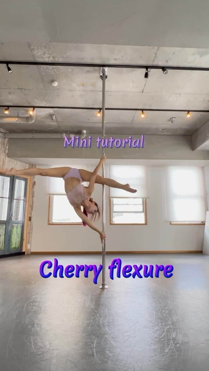 坂井絢香のインスタグラム：「Mini tutorial🫶  #pdcherryflexure  下の手でしっかり体重を支えられるポジションが 見つかると安定するよ😊🎶  挑戦したよー！出来たよー！ のタグ付け待ってます🫡💕　  Wearing @hot_han_official   #poledance #pdtricks #pdtutorial  #spinningpole」