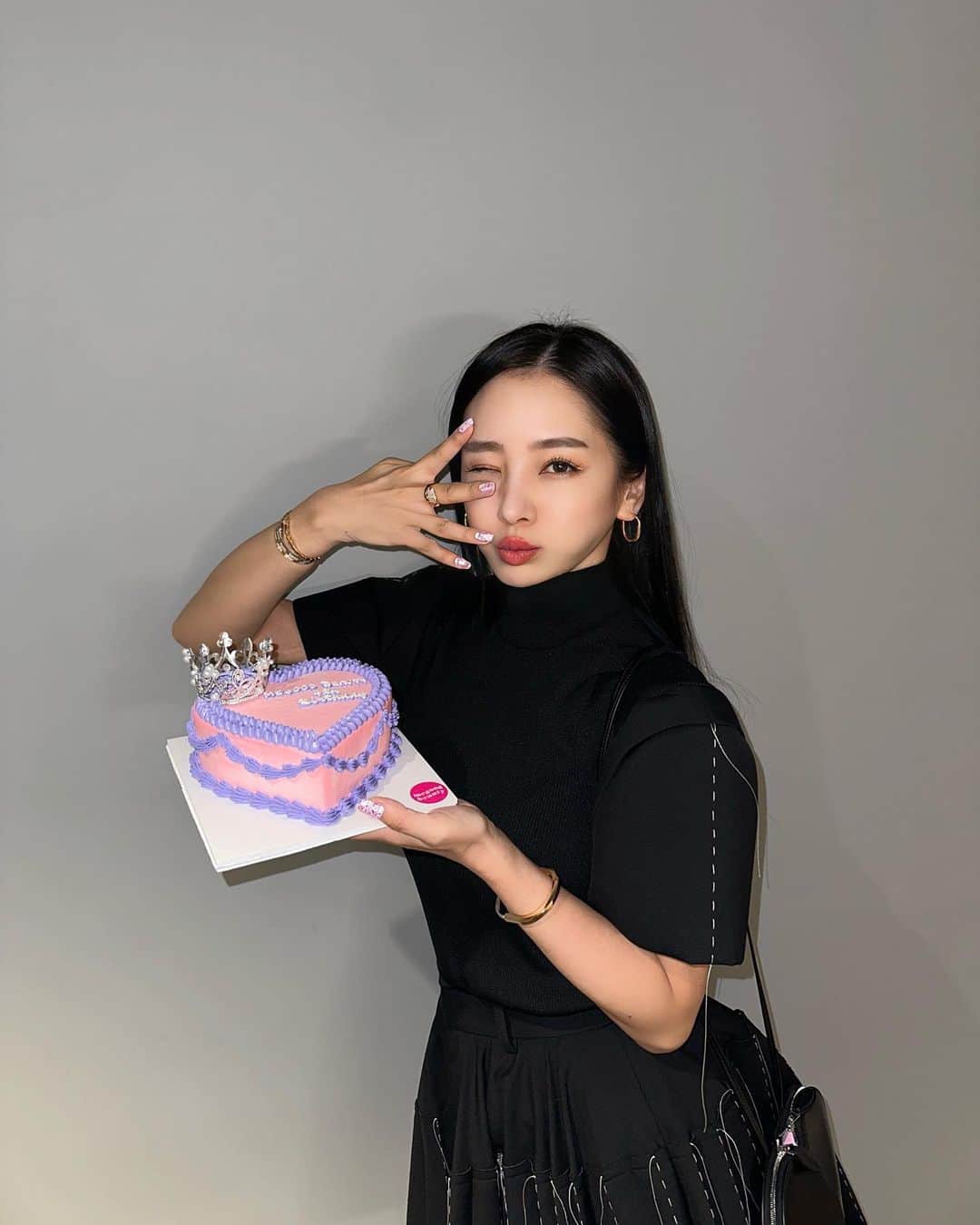 megbabyのインスタグラム：「✌🏻✌🏻🩷🎂 今日という日は2度と戻らないから 大切に大切に過ごすのよ💃🏻  まだまだ終わらない まだまだ始まったばかり💃🏻  インスタライブで質問あればコメントでもおしえてね🫶 アーカイブ残さないから😏 今夜21時すぎにインスタライブしまーす😏  #4のポーズ😂」