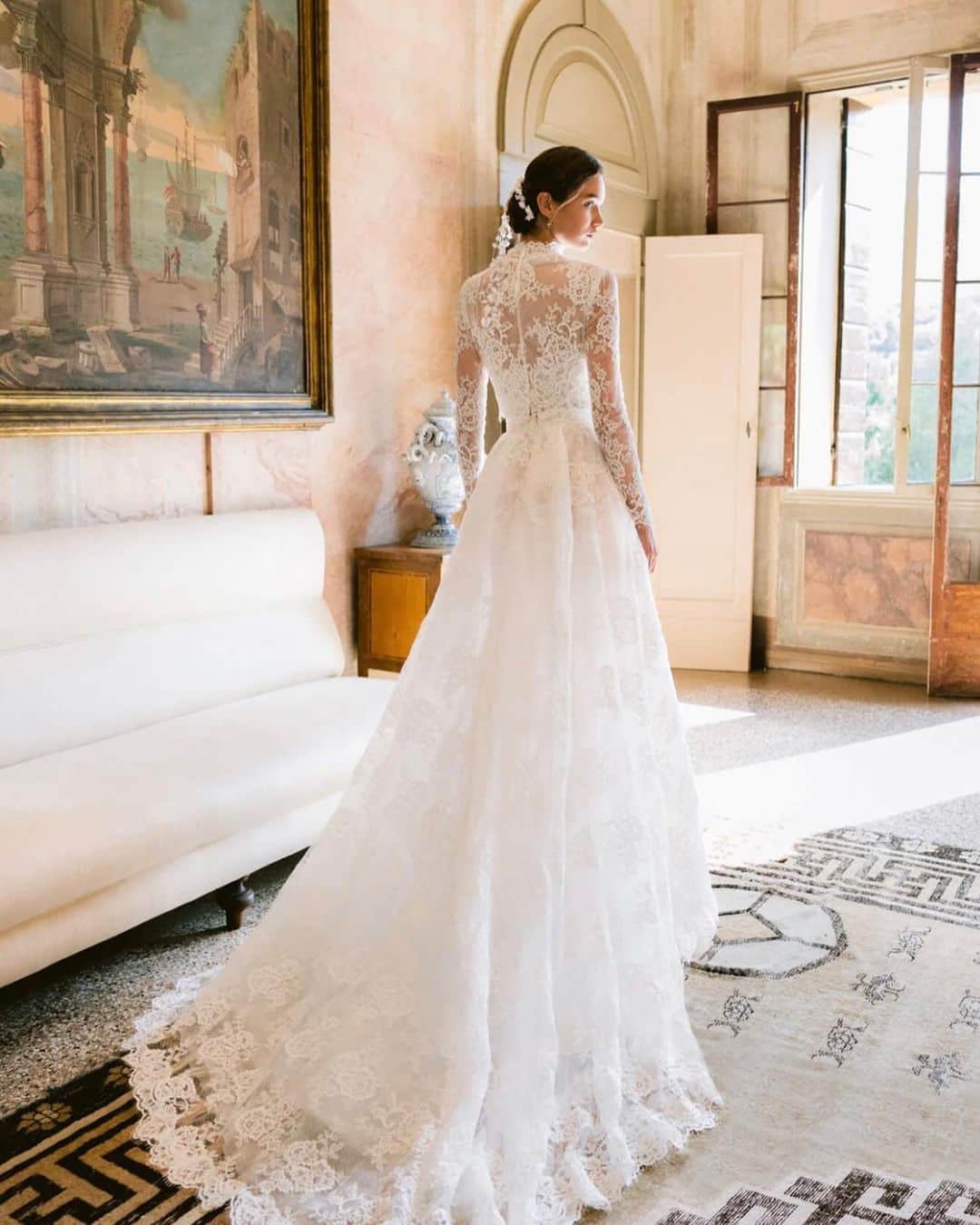 SOYOO BRIDALさんのインスタグラム写真 - (SOYOO BRIDALInstagram)「.  2024 FALL SOYOO BRIDAL SELECTION #2   @soyoobridal_official x @moniquelhuillier 🏷️   Set in a historic, 17th century Villa, Monique’s 2024 comes to life. Fashion’s “it-girl” will get lost in the versatility of interchangeable jackets, diverse hemlines, sculpted corsetry and dimension.   #소유브라이덜 #모니크륄리에 #2024fall #justlaunched #justordered✍️ #내년봄에옵니다 💫」10月13日 19時25分 - soyoobridal_official