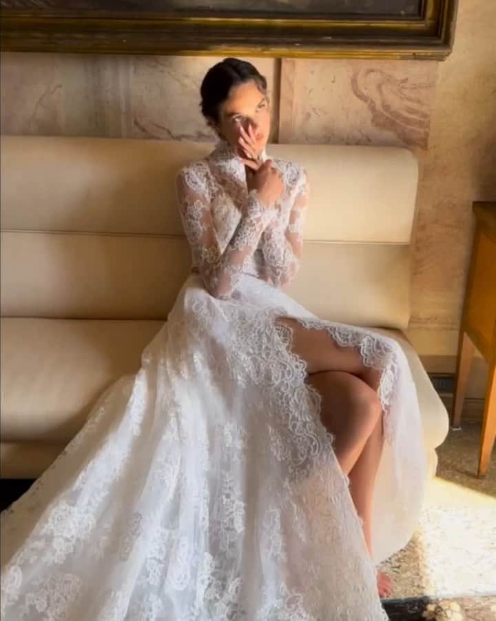 SOYOO BRIDALのインスタグラム：「.  2024 FALL SOYOO BRIDAL SELECTION #2   @soyoobridal_official x @moniquelhuillier 🏷️   Set in a historic, 17th century Villa, Monique’s 2024 comes to life. Fashion’s “it-girl” will get lost in the versatility of interchangeable jackets, diverse hemlines, sculpted corsetry and dimension.   #소유브라이덜 #모니크륄리에 #2024fall #justlaunched #justordered✍️ #내년봄에옵니다 💫」