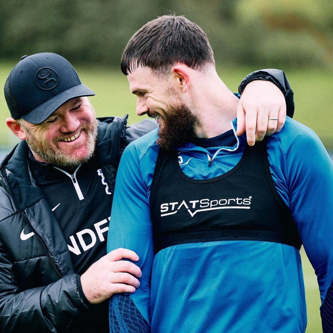 ウェイン・ルーニーさんのインスタグラム写真 - (ウェイン・ルーニーInstagram)「Meeting the lads! 🤝 #BCFC」10月13日 19時26分 - waynerooney