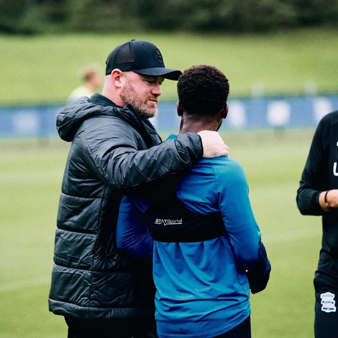 ウェイン・ルーニーさんのインスタグラム写真 - (ウェイン・ルーニーInstagram)「Meeting the lads! 🤝 #BCFC」10月13日 19時26分 - waynerooney