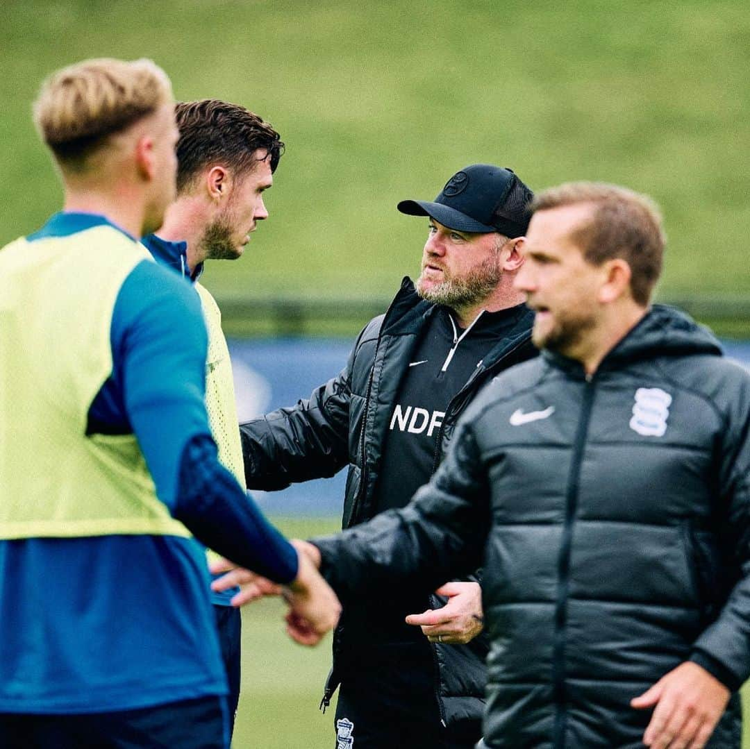 ウェイン・ルーニーさんのインスタグラム写真 - (ウェイン・ルーニーInstagram)「Meeting the lads! 🤝 #BCFC」10月13日 19時26分 - waynerooney