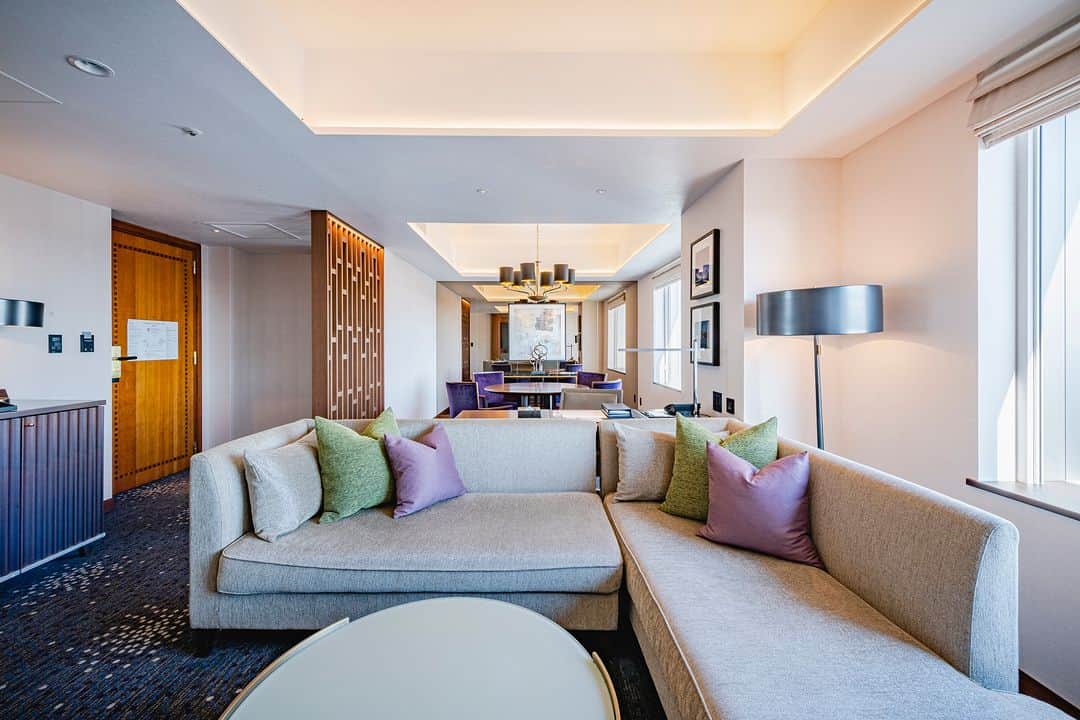 Sheraton Yokohamaのインスタグラム：「広々としたリビングルームが寛ぎの空間を提供するジュニアスイートルーム。窓からはみなとみらいビル群や横浜港の景色をご覧いただけます🌆  客室の詳細、ご予約はプロフィールのリンクの「最新情報はこちら」の「宿泊」から➡️ @sheratonyokohama　　　　　  #横浜ベイシェラトン #横浜 #横浜ホテル #横浜駅 #横浜観光 #横浜旅行 #ホテルステイ #ホテル巡り #スイートルーム #sheratonyokohama #sheraton #yokohamahotel #yokohama #hotelstay」