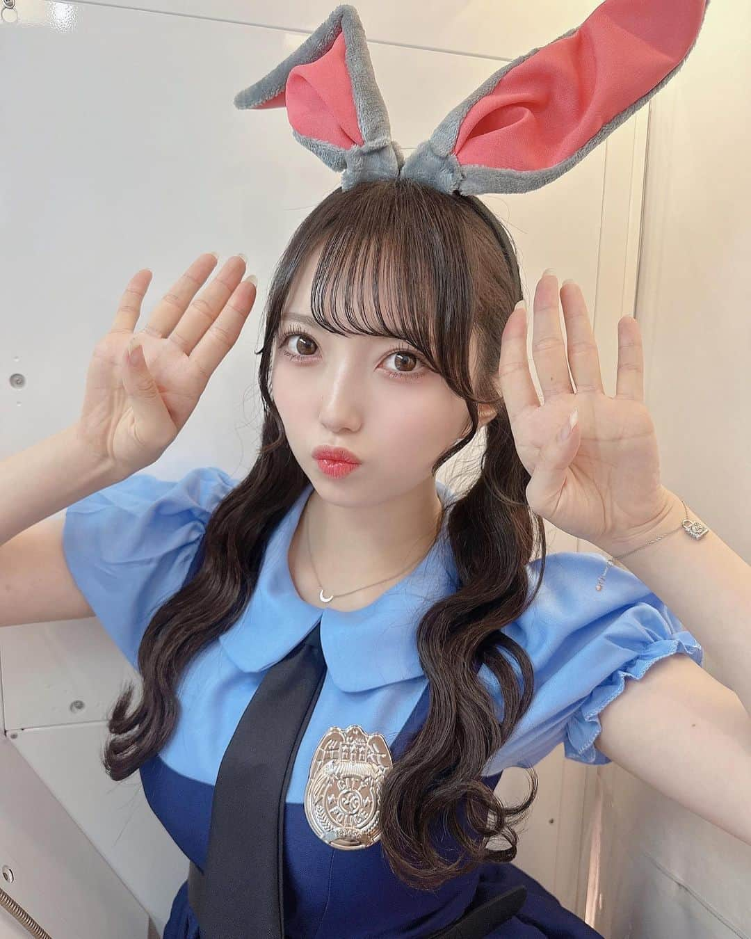 仁科茉彩のインスタグラム：「ぴょん  プリ機の中って盛れるよね？？？  前歯出てるから🐰に似てるって言われます…寂しがり屋なのでそこも同じかも🥺  #コスプレ  #コスプレ女子  #コスプレ写真  #プリクラ  #ディズニー  #ディズニーコーデ  #dハロ  #ディズニーランド  #disney  #like  #likesforlike  #photography  #photooftheday  #ootd  #outfit  #gym  #girl  #goodportraitworld  #cosplay  #japan  #follow  #followforfollowback  #me  #instagood  #idol  #instadaily  #instalike  #instapic  #reels  #daily」