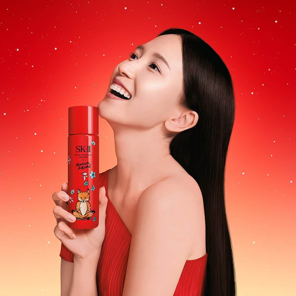 SK-II's Official Instagramのインスタグラム：「This holiday season, get ready to charge up your beauty and, like Mina, show the world your best bare skin with the new SK-II x Maison Kitsuné Limited Edition PITERA™ Essence.  Available from Oct 20th in selected SK-II Stores.   #SKIIxMaisonKitsune @maisonkitsune @mina_sr_my  #ChargeUpYourBeauty #MINAxSKII #SKII」