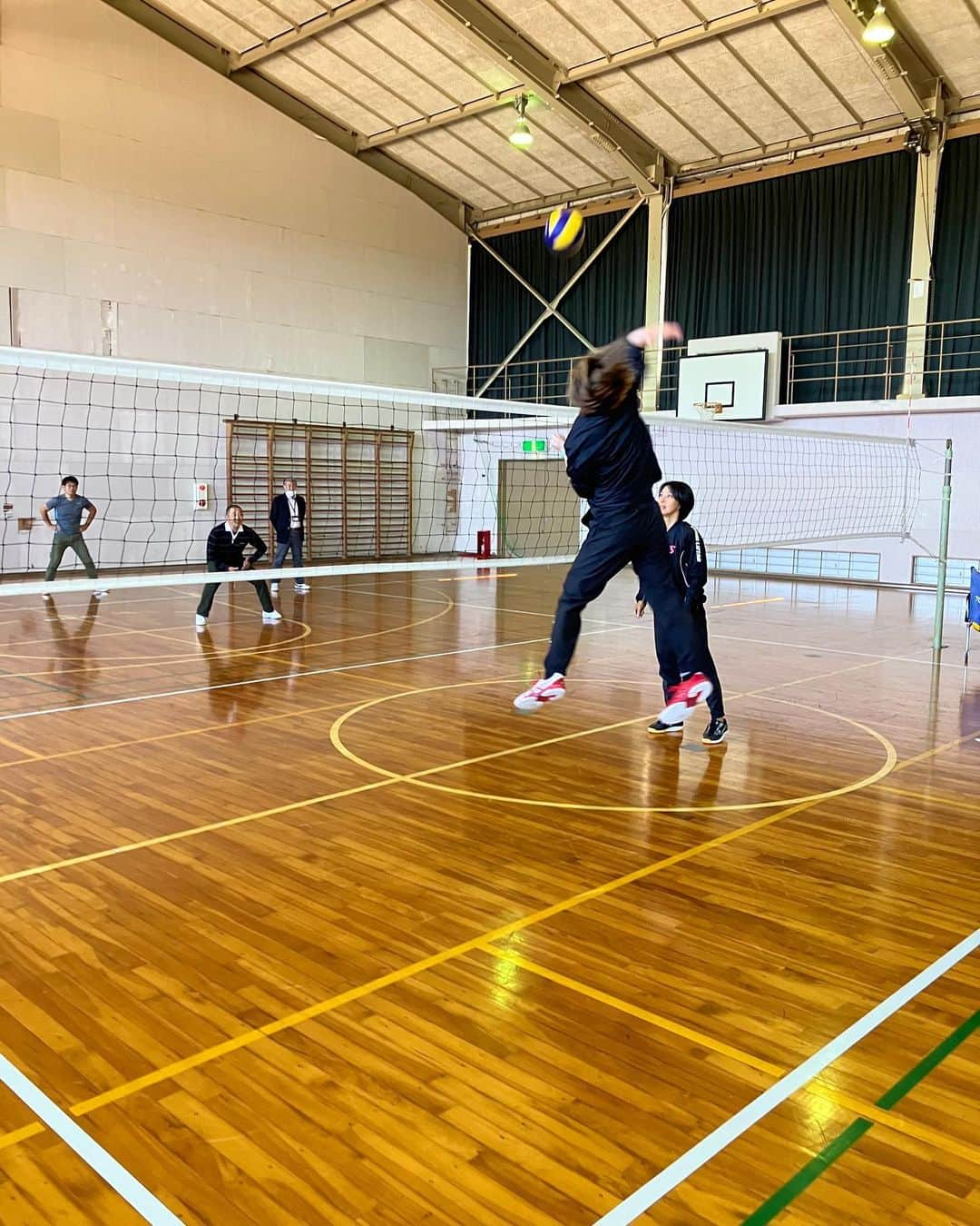 大山未希さんのインスタグラム写真 - (大山未希Instagram)「🏐  【アスリーチ】  今回は滋賀県！！  甲賀市立大原小学校 甲賀市立小原小学校 淡海学園 甲賀市立甲南第三小学校  ※最後の写真の子キレイなえびぞり👏笑  あちらこちらにたくさんのたぬきを見たら 東レの時、休みの日に信楽焼 作りに行ったのを思い出しました！！  さてさて！ 来週は石川県ですよー！！  石川のみなさまよろしくです🫡  #スポーツ庁 #日本テレビ #アスリーチ #ドリームコーチング #滋賀県 ↓」10月13日 19時27分 - miki_oyama1003