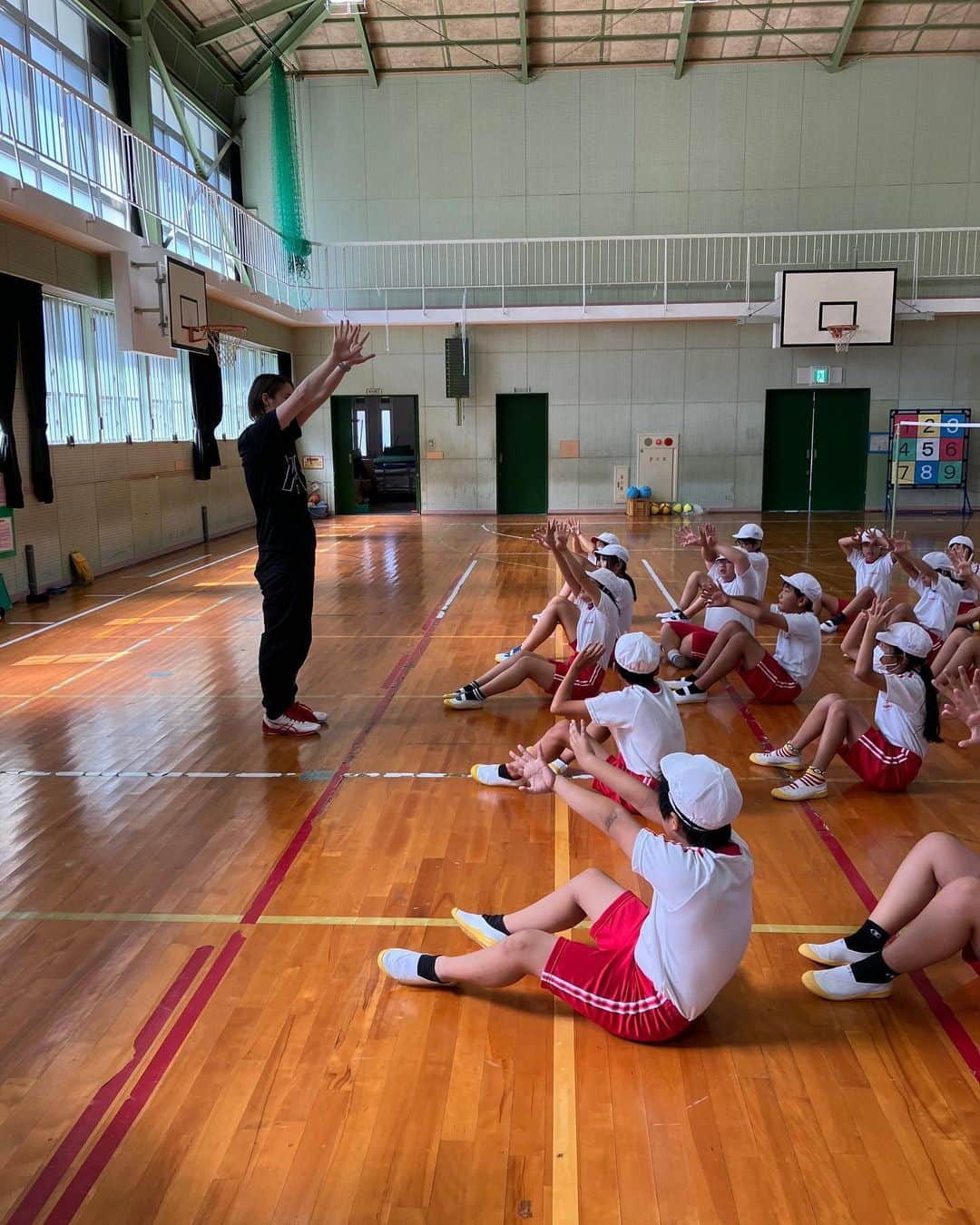 大山未希さんのインスタグラム写真 - (大山未希Instagram)「🏐  【アスリーチ】  今回は滋賀県！！  甲賀市立大原小学校 甲賀市立小原小学校 淡海学園 甲賀市立甲南第三小学校  ※最後の写真の子キレイなえびぞり👏笑  あちらこちらにたくさんのたぬきを見たら 東レの時、休みの日に信楽焼 作りに行ったのを思い出しました！！  さてさて！ 来週は石川県ですよー！！  石川のみなさまよろしくです🫡  #スポーツ庁 #日本テレビ #アスリーチ #ドリームコーチング #滋賀県 ↓」10月13日 19時27分 - miki_oyama1003