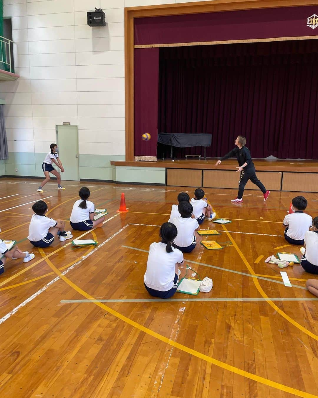 大山未希さんのインスタグラム写真 - (大山未希Instagram)「🏐  【アスリーチ】  今回は滋賀県！！  甲賀市立大原小学校 甲賀市立小原小学校 淡海学園 甲賀市立甲南第三小学校  ※最後の写真の子キレイなえびぞり👏笑  あちらこちらにたくさんのたぬきを見たら 東レの時、休みの日に信楽焼 作りに行ったのを思い出しました！！  さてさて！ 来週は石川県ですよー！！  石川のみなさまよろしくです🫡  #スポーツ庁 #日本テレビ #アスリーチ #ドリームコーチング #滋賀県 ↓」10月13日 19時27分 - miki_oyama1003