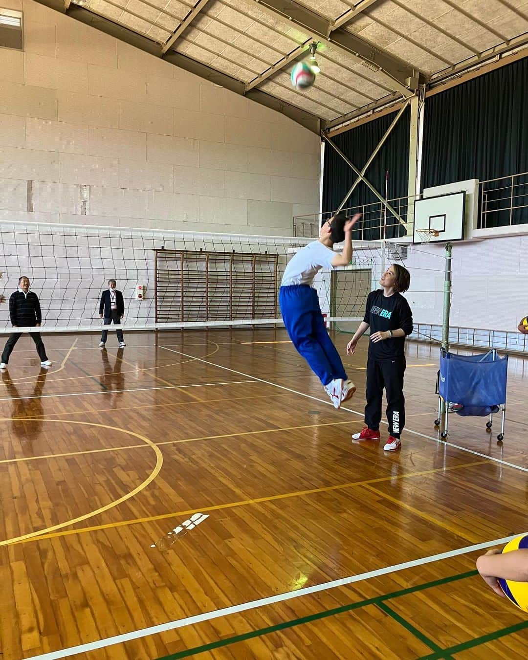 大山未希さんのインスタグラム写真 - (大山未希Instagram)「🏐  【アスリーチ】  今回は滋賀県！！  甲賀市立大原小学校 甲賀市立小原小学校 淡海学園 甲賀市立甲南第三小学校  ※最後の写真の子キレイなえびぞり👏笑  あちらこちらにたくさんのたぬきを見たら 東レの時、休みの日に信楽焼 作りに行ったのを思い出しました！！  さてさて！ 来週は石川県ですよー！！  石川のみなさまよろしくです🫡  #スポーツ庁 #日本テレビ #アスリーチ #ドリームコーチング #滋賀県 ↓」10月13日 19時27分 - miki_oyama1003