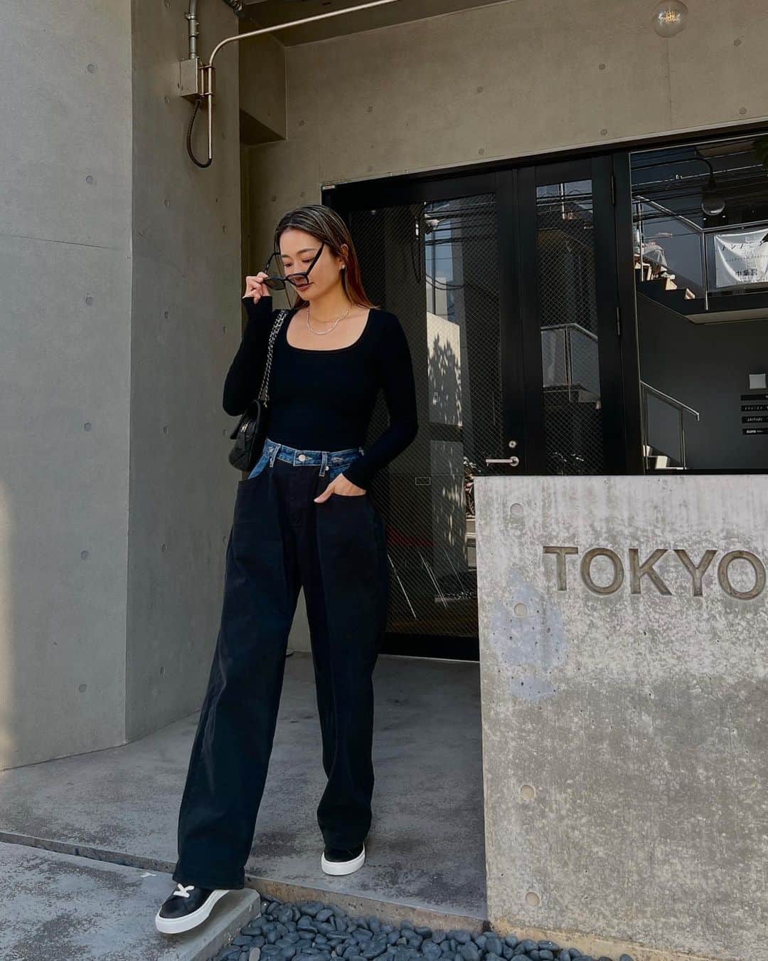 黒木なつみさんのインスタグラム写真 - (黒木なつみInstagram)「⁡ TOKYO LIFE🖤 連日良いお天気だね☀️ 明日は運動会🤟 ⁡ #fall#fashion#jeans #black#style」10月13日 19時27分 - natsumi0086