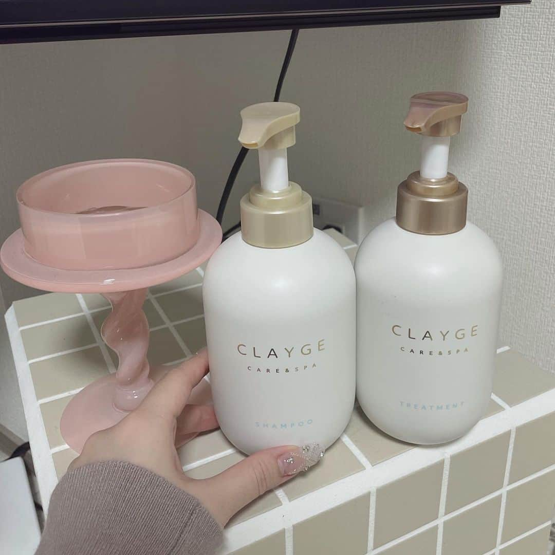 あっぷるさんのインスタグラム写真 - (あっぷるInstagram)「クチコミでずっと人気の CLAYGEのシャンプー🧖‍♀️🧴 . 発売からもう7年目らしいんだけどリューアルしてたの> < ♡ パッケージが可愛くなって、サラサラ感とかはUPしたけどムスク系の癒される香りは今までと変わってないの！いい香りで気に入ってたから嬉しい💕🫠  洗い心地がスパしてもらったみたいに気持ちくて傷んでる髪もサロン帰りみたいなサラサラになる🎶 髪はもちろんだけど地肌のケアもするの大事✨  LOFTとかに売ってるから使ってみてね！  #New_CLAYGE #CLAYGE #クレージュ #実感型スパ #PR」10月13日 19時27分 - apoapo_2