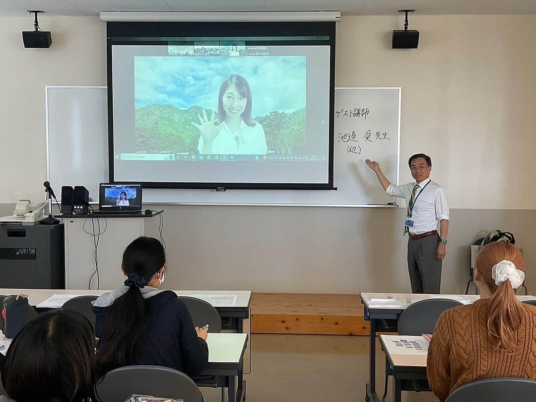 池辺愛のインスタグラム：「今年も、大阪樟蔭女子大学の今田晃一教授からご依頼頂き、教職課程4年の皆様の授業を担当させて頂きました🫡  去年より内容がパワーアップしていてとても良かった！と、今田先生から感想を頂きホッとひと安心😌  この1年、東京学芸大学で教育のプロジェクトを推進しながら私自身学んできた成果を少し反映できたのかなと思います👍  聞いて下さった学生の皆さま、ありがとうございました😊  ところで今田教授は私の中学校のときの恩師。 みんなから「今ちゃん」って呼ばれ慕われ、いつも明るく元気な先生でした✨ 元気のない今ちゃんは1度も見たことがありません。 場所は変われどそれは今も全く変わっていないようです😉  こうして中学校のときの恩師とお仕事をご一緒させて頂けるなんて、本当に感慨深いです。 何年経っても気にかけて応援し続けて下さる今ちゃんに心から感謝致します❤️  #大阪樟蔭女子大学　#今田晃一教授　#今ちゃん　#東京学芸大学　#教職　#教職課程　#学校の先生　#先生　#中学校　#中学校の先生」