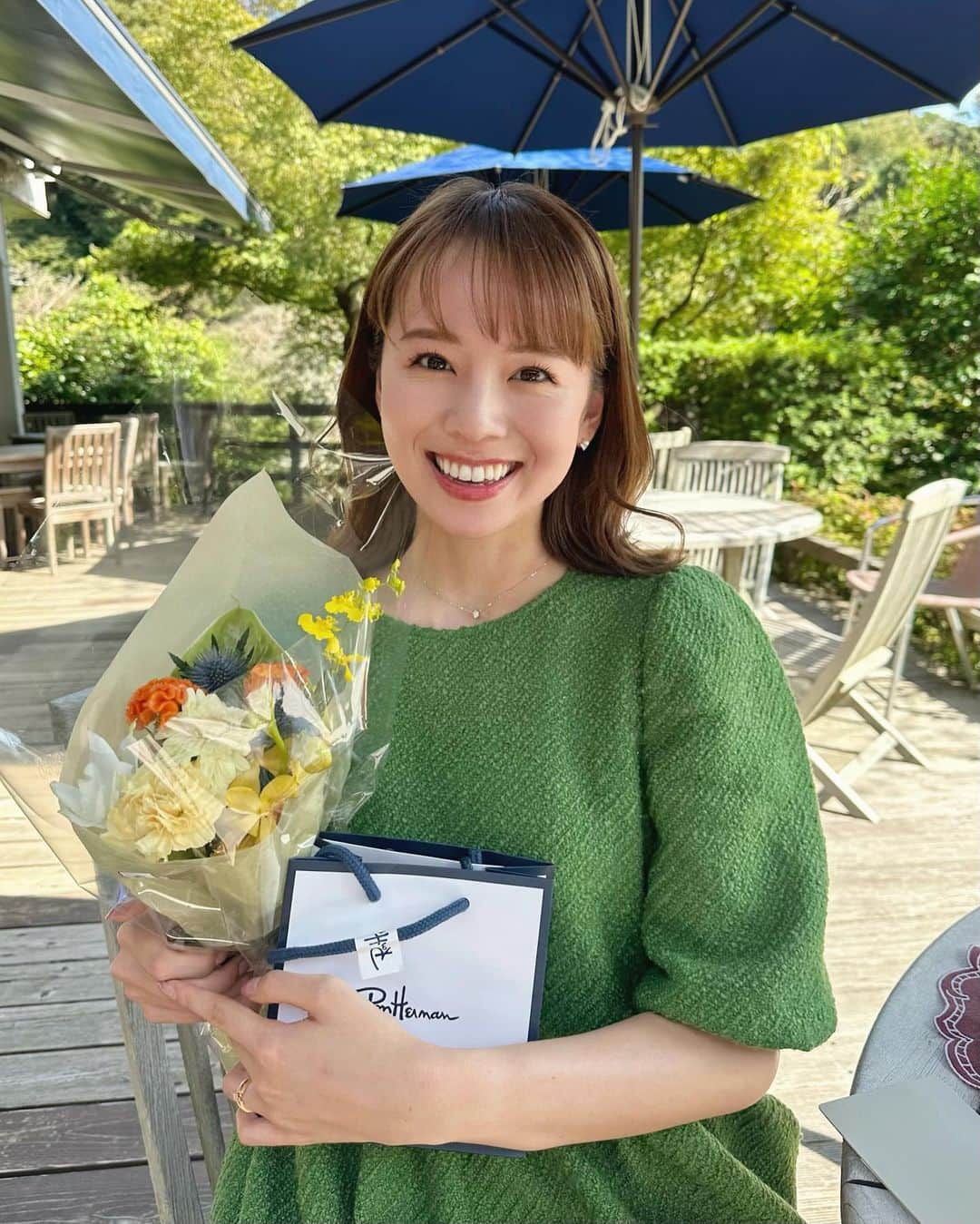 黒田真友香さんのインスタグラム写真 - (黒田真友香Instagram)「お誕生日当日に連れて行ってもらった 素敵すぎるアフタヌーンティーランチ♡  鎌倉まで1人で運転して行ったら  細い道に入っちゃって大パニックになる事件もありましたが🤣  なんとか辿り着いた先には絶景カフェ☕️ 美味しかったし楽しすぎたありがとう🥰❤️  帰り駅まで送ったんだけど、私が駅のロータリー出るまでずっと見守ってくれてたらしい👩🚗笑笑  👗　@birthdaybashshop  👢　@orientaltraffic_official」10月13日 19時28分 - kurodamayukaxx