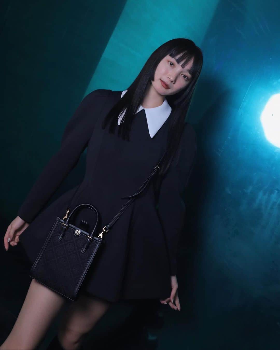 新野尾七奈のインスタグラム：「Tory Burch @toryburch  "Tモノグラム ブラック" ローンチをお祝いしてTory Burch DJイベントに行ってきた💿🎶🖤 モードブラックな雰囲気のイベント会場とTモノグラムがマッチしていて更に気分があがったの〜♡ かっこいい♡  hair @tokio_tashiro  Thank you🧸  @toryburch　#Toryburch　#Tmonogram　#トリーバーチ　#Tモノグラム　#PR」