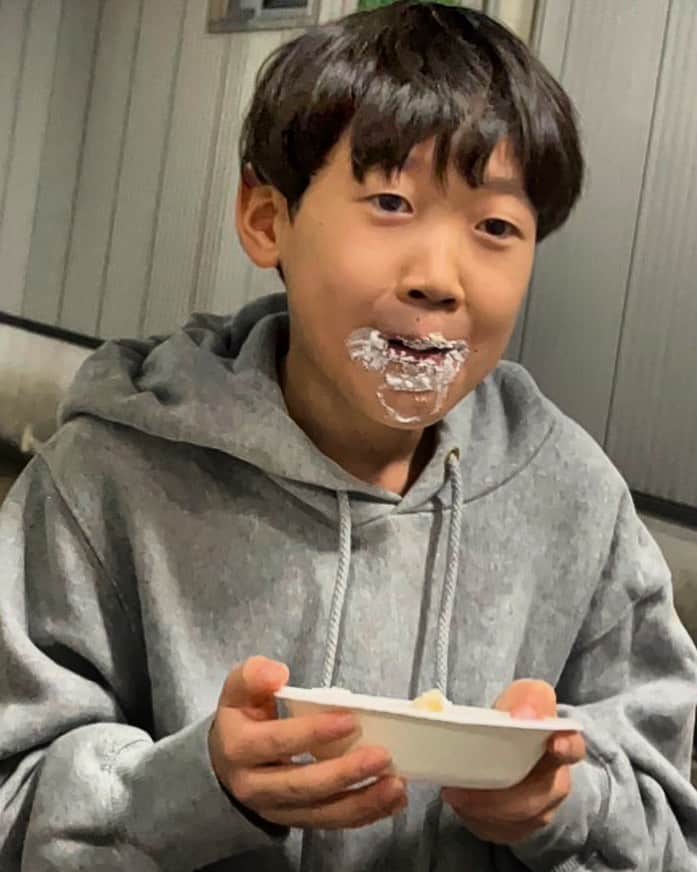 イソ・ギンチャクのインスタグラム：「BBQでケーキ食べてたら、、、、😱」