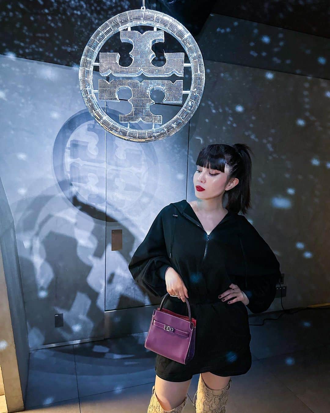 サマンサ麻里子のインスタグラム：「@toryburch 🪩✨」