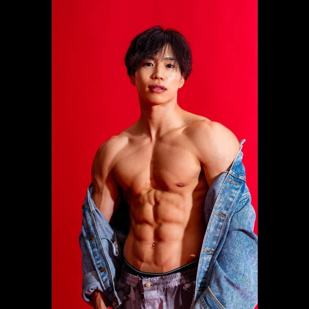 梶原颯さんのインスタグラム写真 - (梶原颯Instagram)「赤も好きやからお気に入り💪🐤🔥 I like red also,so I like these photographs.💪🐤🔥  #赤　#筋肉　#腹筋　#abs #ジージャン #fitnessmodel  #japan #バンドウヤスノブ」10月13日 19時32分 - hayate_kajihara