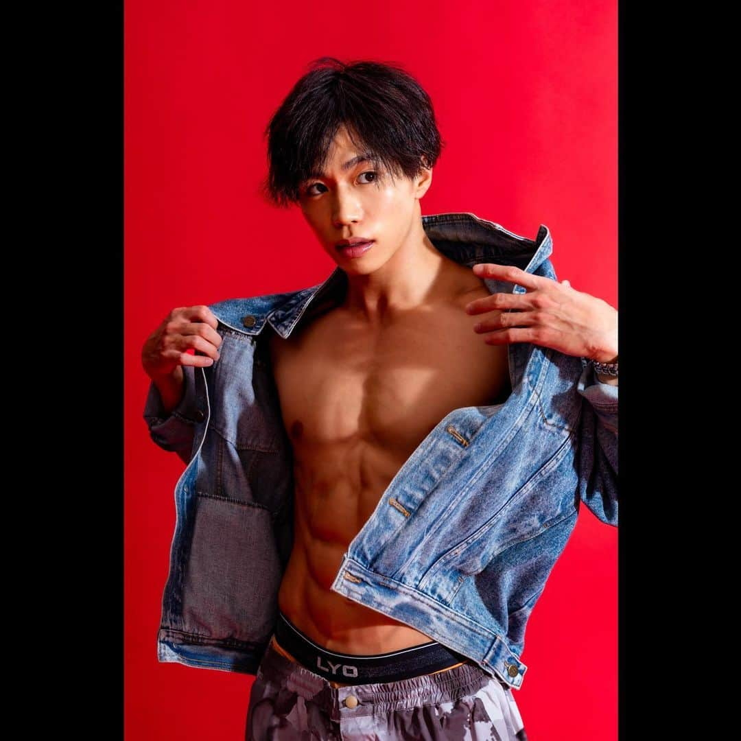 梶原颯のインスタグラム：「赤も好きやからお気に入り💪🐤🔥 I like red also,so I like these photographs.💪🐤🔥  #赤　#筋肉　#腹筋　#abs #ジージャン #fitnessmodel  #japan #バンドウヤスノブ」