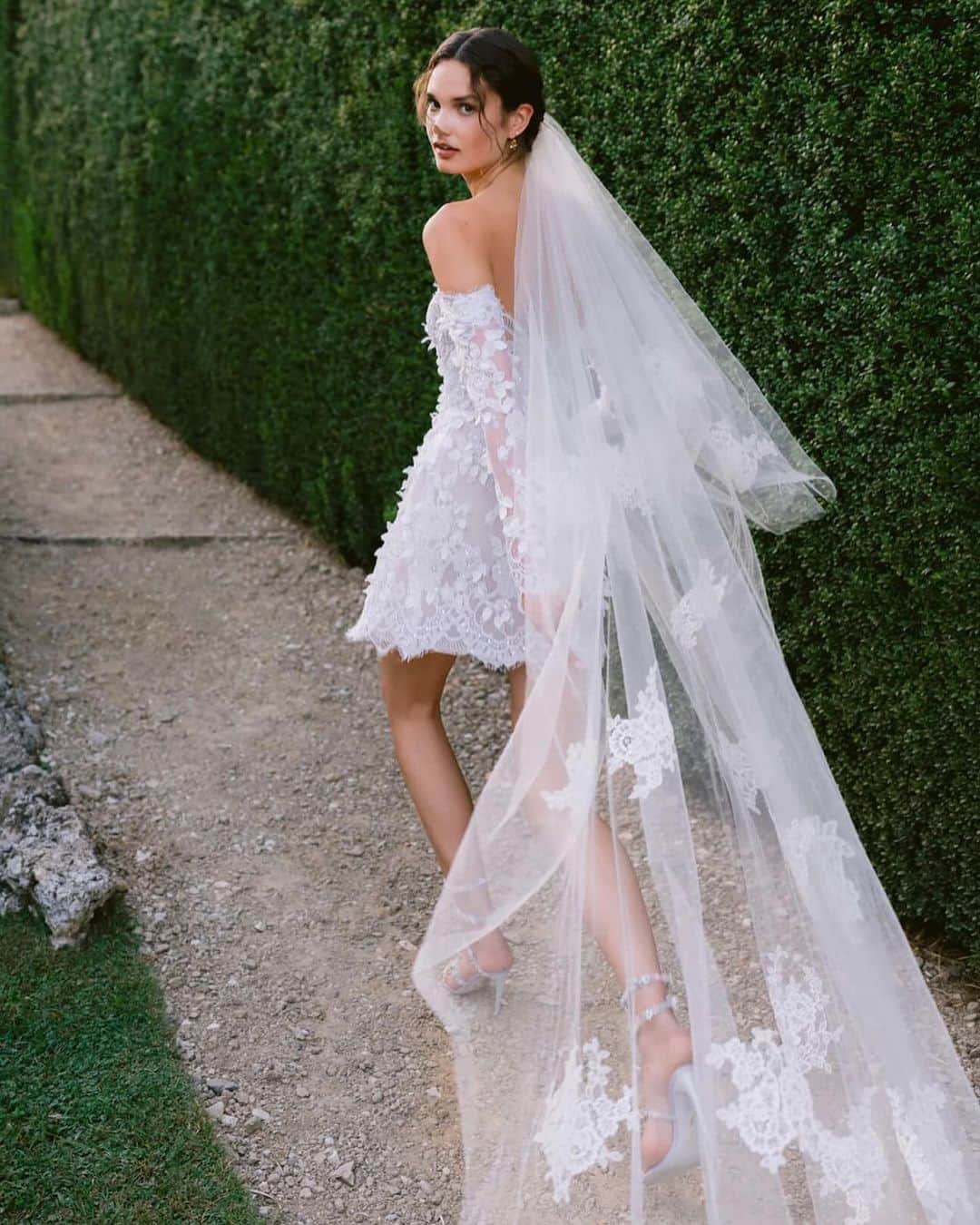 SOYOO BRIDALさんのインスタグラム写真 - (SOYOO BRIDALInstagram)「.  2024 FALL SOYOO BRIDAL SELECTION #2   @soyoobridal_official x @moniquelhuillier 🏷️   Set in a historic, 17th century Villa, Monique’s 2024 comes to life. Fashion’s “it-girl” will get lost in the versatility of interchangeable jackets, diverse hemlines, sculpted corsetry and dimension.   #소유브라이덜 #모니크륄리에 #2024fall #justlaunched #justordered✍️ #내년봄에옵니다 💫」10月13日 19時33分 - soyoobridal_official