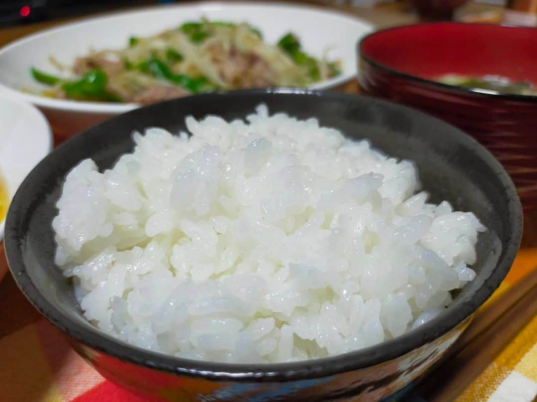 大河壮太さんのインスタグラム写真 - (大河壮太Instagram)「夕ご飯  肉もやし炒め、麻婆豆腐、たまごスープ  肉もやし炒め 大量買いの肉　約150円 もやし　25円 ピーマン　60円 塩コショウ創味シャンタンで炒めて終了！  麻婆豆腐 大量買い豚ひき肉　約100円 豆腐１丁　50円 味噌、醤油、創味シャンタンで仕上げてとろみつける！  たまごスープ 卵2個　約46円 乾燥わかめ ゴマ 創味シャンタン、ごま油で完成！  #夫婦飯 #宮城 #仙台 #移住 #お野菜太郎」10月13日 19時34分 - 0831taro