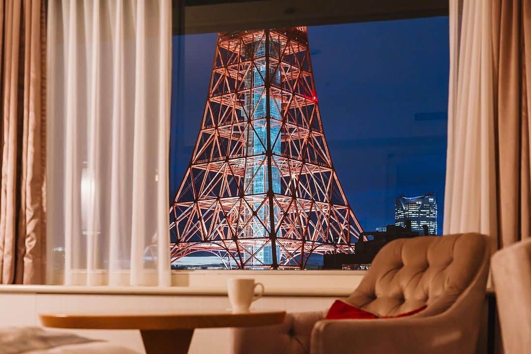 東京プリンスホテルのインスタグラム：「大切な方と過ごす記念日やクリスマスは、東京タワーが見守るお部屋でとっておきのひとときを。  Celebrate those special occasions with the ones you love, in the presence of luxury, comfort, and the majestic Tokyo Tower.  Share your own images with us by tagging @tokyoprincehotel  —————————————————————  #東京プリンスホテル #ステイケーション #記念日ホテル #東京タワーが見えるホテル #ホカンス東京 #tokyoprincehotel #tokyotower」