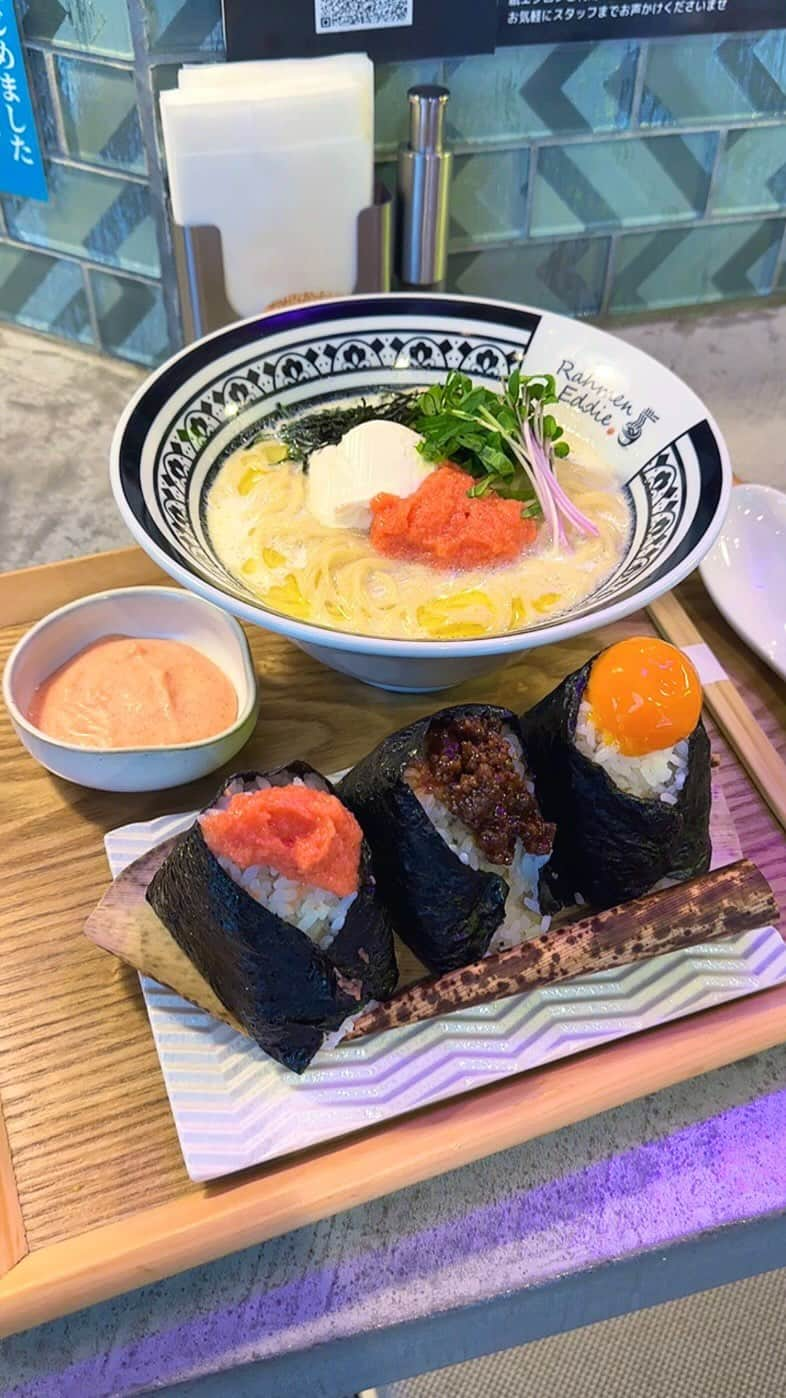 ゆうとグルメのインスタグラム：「🍜新宿で人気の塩ラーメン&おにぎり専門店🍜 ㅤㅤㅤㅤㅤㅤㅤㅤㅤㅤㅤㅤㅤ 新宿御苑前にあるRahmenEddieさん (@rahmeneddie)の 「濃厚リコッタチーズのたらこクリームラーメン」1500円 「おにぎり(明太子/肉そぼろ/卵黄)1個」270円 ㅤㅤㅤㅤㅤㅤㅤㅤㅤㅤㅤㅤㅤ 新宿御苑前駅から徒歩2分ほどのところにあるラーメンエディーさんは塩ラーメンとおにぎりの専門店！ ㅤㅤㅤㅤㅤㅤㅤㅤㅤㅤㅤㅤㅤ 今回は新作のラーメンを注文🍜🧀 ㅤㅤㅤㅤㅤㅤㅤㅤㅤㅤㅤㅤㅤ 新作は塩ラーメンをベースにリコッタチーズと明太子をトッピングした明太クリームパスタのような洋風ラーメン！ ㅤㅤㅤㅤㅤㅤㅤㅤㅤㅤㅤㅤㅤㅤㅤㅤㅤㅤㅤㅤㅤㅤㅤㅤㅤㅤㅤㅤㅤㅤㅤㅤㅤㅤㅤㅤㅤㅤㅤ 麺としっかり絡むまろやかクリーミーなスープに濃厚なリコッタチーズと明太子をしっかり混ぜて食べれば絶品🤤🤤 ㅤㅤㅤㅤㅤㅤㅤㅤㅤㅤㅤㅤㅤ サイドのおにぎりは明太子･肉そぼろ･卵黄の3種類があってどれもかなり具沢山、お米にこだわっているそうで味もしっかりおいしいしラーメンスープとも相性抜群！ ㅤㅤㅤㅤㅤㅤㅤㅤㅤㅤㅤㅤㅤ 3種類全部おいしかったけど個人的には明太クリームにディップして食べる明太子おにぎりが特にお気に入りでした🍙 ㅤㅤㅤㅤㅤㅤㅤㅤㅤㅤ 大きなバターの塊を丸ごと2切れトッピングして食べるインパクト抜群のラーメンも名物らしいから塩バターラーメンが好きな人は挑戦して感想教えてほしい🧈 ㅤㅤㅤㅤㅤㅤㅤㅤㅤㅤㅤㅤㅤ 新宿エリアでちょっと変わり種のラーメンが食べたいときはぜひここ行ってみて！！ ㅤㅤㅤㅤㅤㅤㅤㅤㅤㅤㅤㅤㅤ おすすめ！！ ㅤㅤㅤㅤㅤㅤㅤㅤㅤㅤㅤㅤㅤ —————————————— 📍東京都新宿区新宿1-11-7 ⏰11:00〜22:00 🛌無休 🚃新宿御苑前駅から徒歩2分 —————————————— #PR #新宿グルメ #新宿ランチ #新宿御苑前グルメ#ラーメンエディ #rahmeneddie #ラーメン #塩ラーメン #おにぎり #tokyo #japan   #新宿 #新宿御苑前ランチ #新宿御苑前 #東京観光 #東京旅行 #東京 #カフェ巡り #カフェ好きな人と繋がりたい #ごはん記録 #お芋 #japantravel #japantrip #instafood #japanesefood #onigiri」