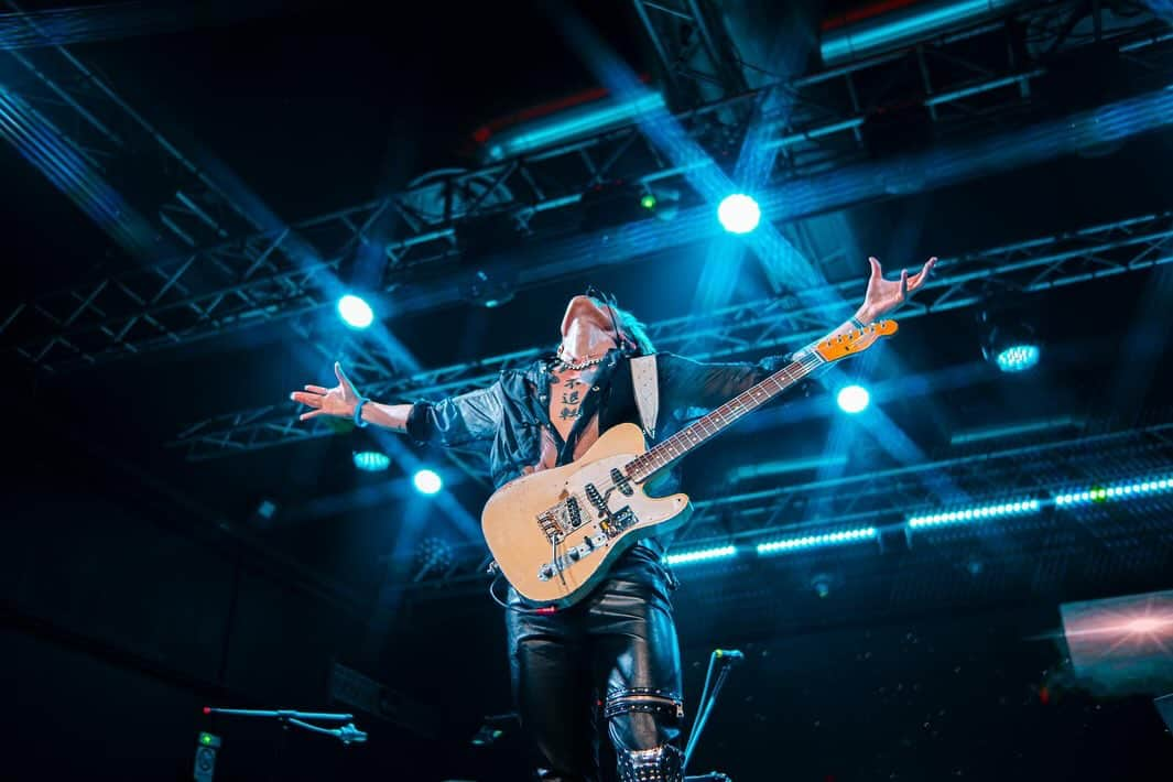 MIYAVI（石原貴雅）さんのインスタグラム写真 - (MIYAVI（石原貴雅）Instagram)「Milano thanks for showing us love on the last night of the 20th & Beyond Europe tour ⭐️  China it’s your turn 🇨🇳  Let’s rock🤘🏼 First stop: Hangzhou  Photo by: @ix.dan.video」10月13日 19時46分 - miyavi_staff