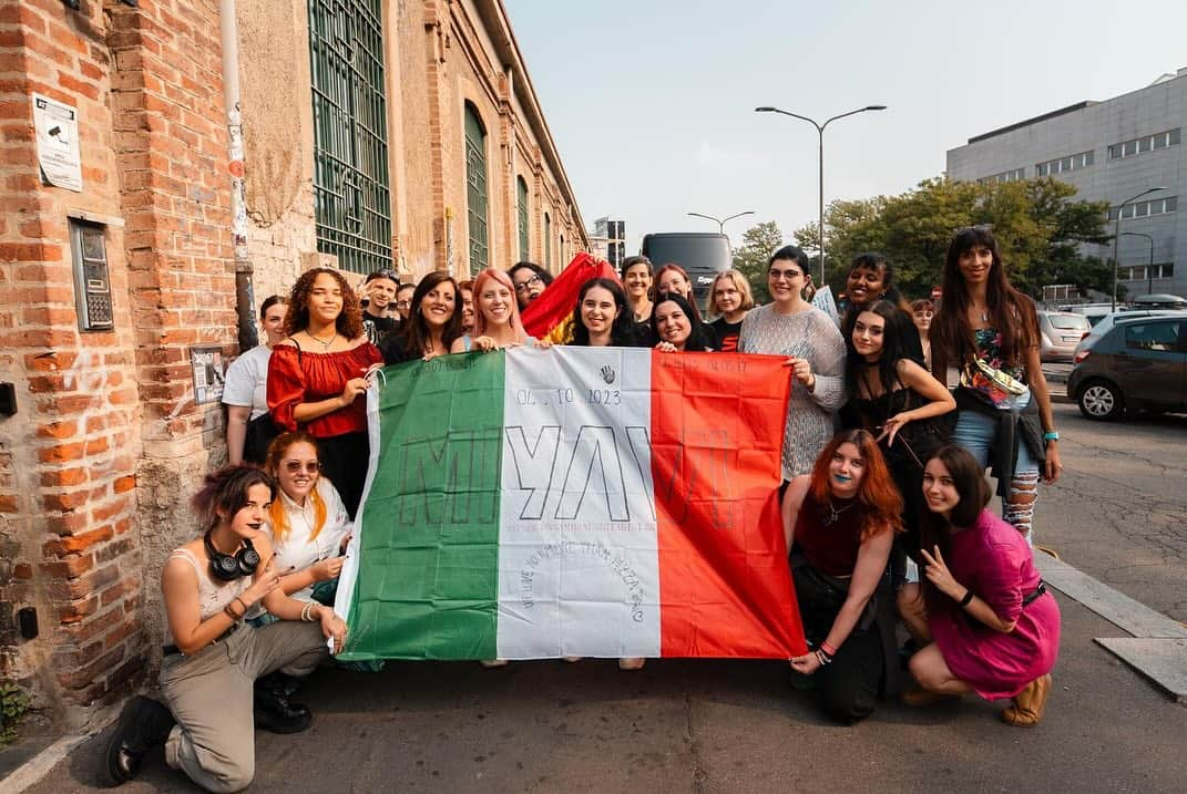 MIYAVI（石原貴雅）さんのインスタグラム写真 - (MIYAVI（石原貴雅）Instagram)「Milano thanks for showing us love on the last night of the 20th & Beyond Europe tour ⭐️  China it’s your turn 🇨🇳  Let’s rock🤘🏼 First stop: Hangzhou  Photo by: @ix.dan.video」10月13日 19時46分 - miyavi_staff