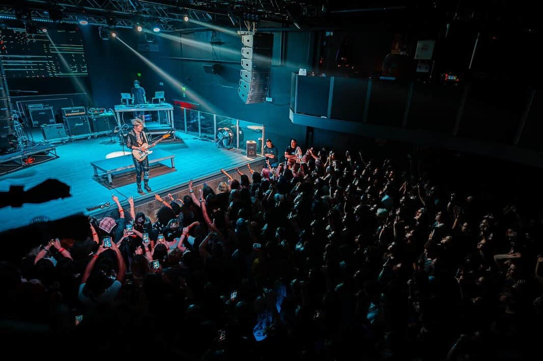 MIYAVI（石原貴雅）さんのインスタグラム写真 - (MIYAVI（石原貴雅）Instagram)「Milano thanks for showing us love on the last night of the 20th & Beyond Europe tour ⭐️  China it’s your turn 🇨🇳  Let’s rock🤘🏼 First stop: Hangzhou  Photo by: @ix.dan.video」10月13日 19時46分 - miyavi_staff