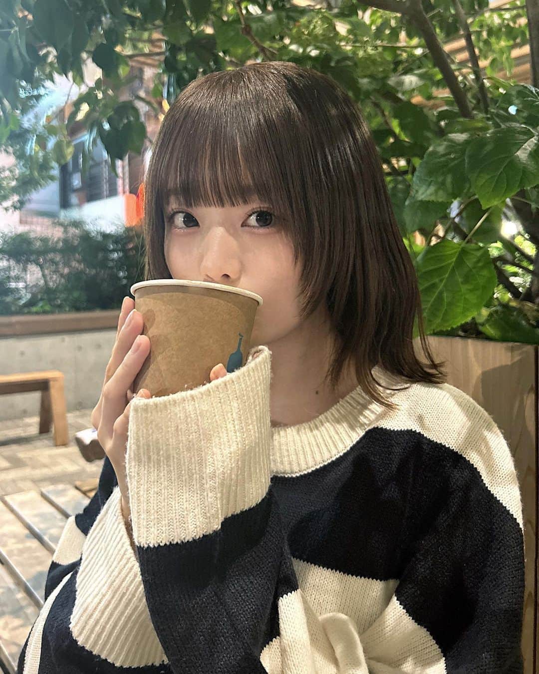 こねねこさんのインスタグラム写真 - (こねねこInstagram)「. Q.何飲んでるでしょーか  長袖着れる気温最高~  1枚目のポイントは手前の手だけ萌え袖にして後ろの手は萌え袖にしてないけど写っちゃってるというボロです。  今年販売するロングコート、撮影絶対暑いやんと思ったけど助かりました ※19度 (2枚目)  もう少し寒くなったら販売だからお待ちね〜  昨日チェンソーマンのトレーディングカード9枚買ったんだけどアキくんのレアが出てくれて愛を感じました。  けど今日は姫パイとアキくんを連れ歩きました。  心がぎゅんぎゅんします。  岸辺も出てくれて幸せでした マキマさんも出たけどもっと出て欲しい  そういえば 帽子も被ってたのに撮り忘れた(°▽°)  さてここまで文章読んでるうちに 何飲んでるか予想できましたか？  .  #低身長コーデ  #ねねこーで  #エイチアンドエム  #zara  #interfactory  #ニットコーデ  #ロングコート  #デニムコーデ  #秋コーデ  #冬コーデ  #ootd」10月13日 19時39分 - nene146cm