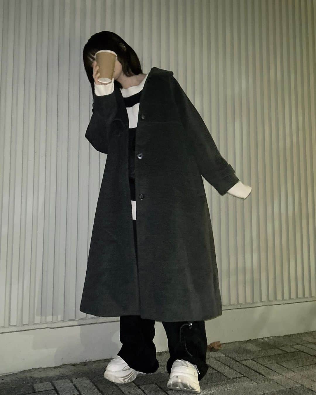 こねねこさんのインスタグラム写真 - (こねねこInstagram)「. Q.何飲んでるでしょーか  長袖着れる気温最高~  1枚目のポイントは手前の手だけ萌え袖にして後ろの手は萌え袖にしてないけど写っちゃってるというボロです。  今年販売するロングコート、撮影絶対暑いやんと思ったけど助かりました ※19度 (2枚目)  もう少し寒くなったら販売だからお待ちね〜  昨日チェンソーマンのトレーディングカード9枚買ったんだけどアキくんのレアが出てくれて愛を感じました。  けど今日は姫パイとアキくんを連れ歩きました。  心がぎゅんぎゅんします。  岸辺も出てくれて幸せでした マキマさんも出たけどもっと出て欲しい  そういえば 帽子も被ってたのに撮り忘れた(°▽°)  さてここまで文章読んでるうちに 何飲んでるか予想できましたか？  .  #低身長コーデ  #ねねこーで  #エイチアンドエム  #zara  #interfactory  #ニットコーデ  #ロングコート  #デニムコーデ  #秋コーデ  #冬コーデ  #ootd」10月13日 19時39分 - nene146cm