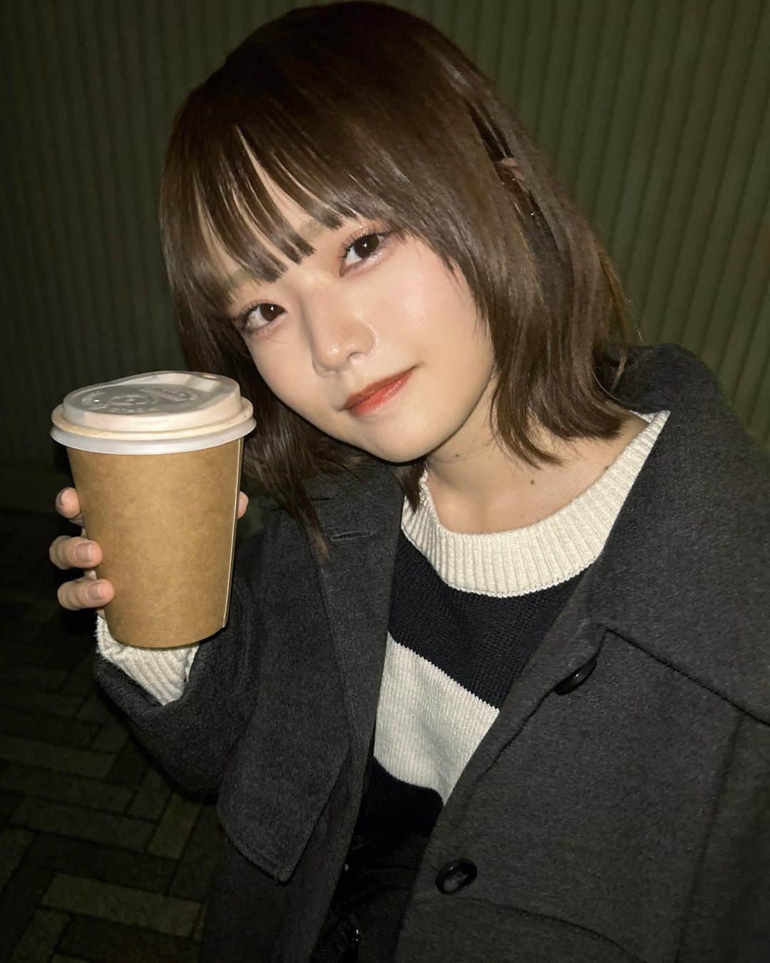 こねねこさんのインスタグラム写真 - (こねねこInstagram)「. Q.何飲んでるでしょーか  長袖着れる気温最高~  1枚目のポイントは手前の手だけ萌え袖にして後ろの手は萌え袖にしてないけど写っちゃってるというボロです。  今年販売するロングコート、撮影絶対暑いやんと思ったけど助かりました ※19度 (2枚目)  もう少し寒くなったら販売だからお待ちね〜  昨日チェンソーマンのトレーディングカード9枚買ったんだけどアキくんのレアが出てくれて愛を感じました。  けど今日は姫パイとアキくんを連れ歩きました。  心がぎゅんぎゅんします。  岸辺も出てくれて幸せでした マキマさんも出たけどもっと出て欲しい  そういえば 帽子も被ってたのに撮り忘れた(°▽°)  さてここまで文章読んでるうちに 何飲んでるか予想できましたか？  .  #低身長コーデ  #ねねこーで  #エイチアンドエム  #zara  #interfactory  #ニットコーデ  #ロングコート  #デニムコーデ  #秋コーデ  #冬コーデ  #ootd」10月13日 19時39分 - nene146cm